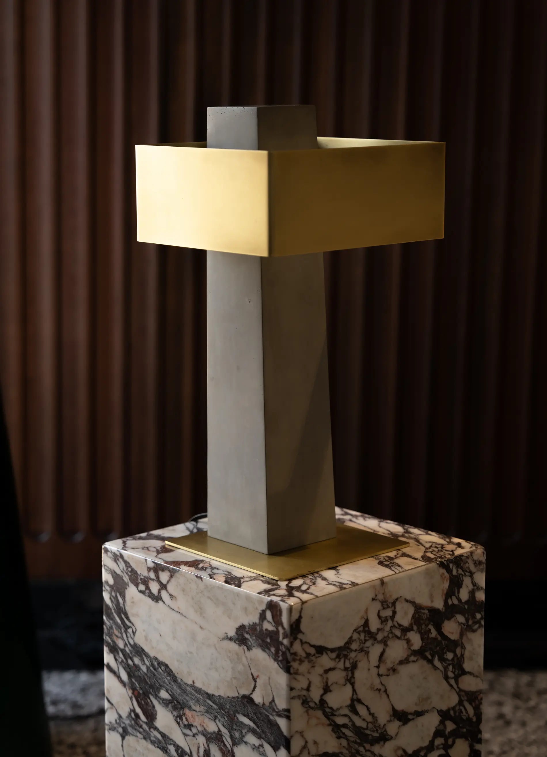 dcw-ditions-collection-cauvet-iota-lampe-poser-b-ton-et-acier image 7
