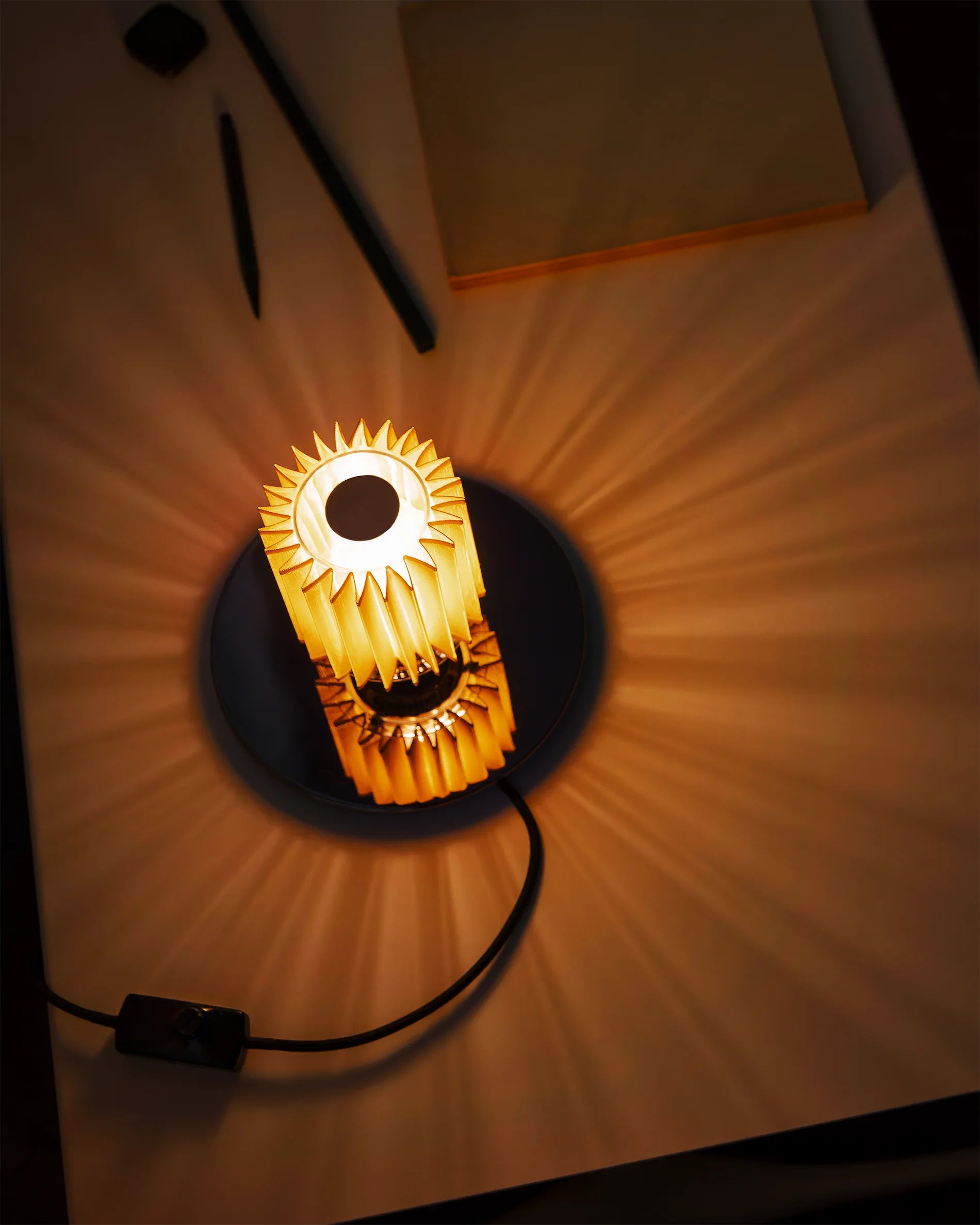 dcw-ditions-in-the-sun-table-220-lampe-de-table-d-ambiance image 5