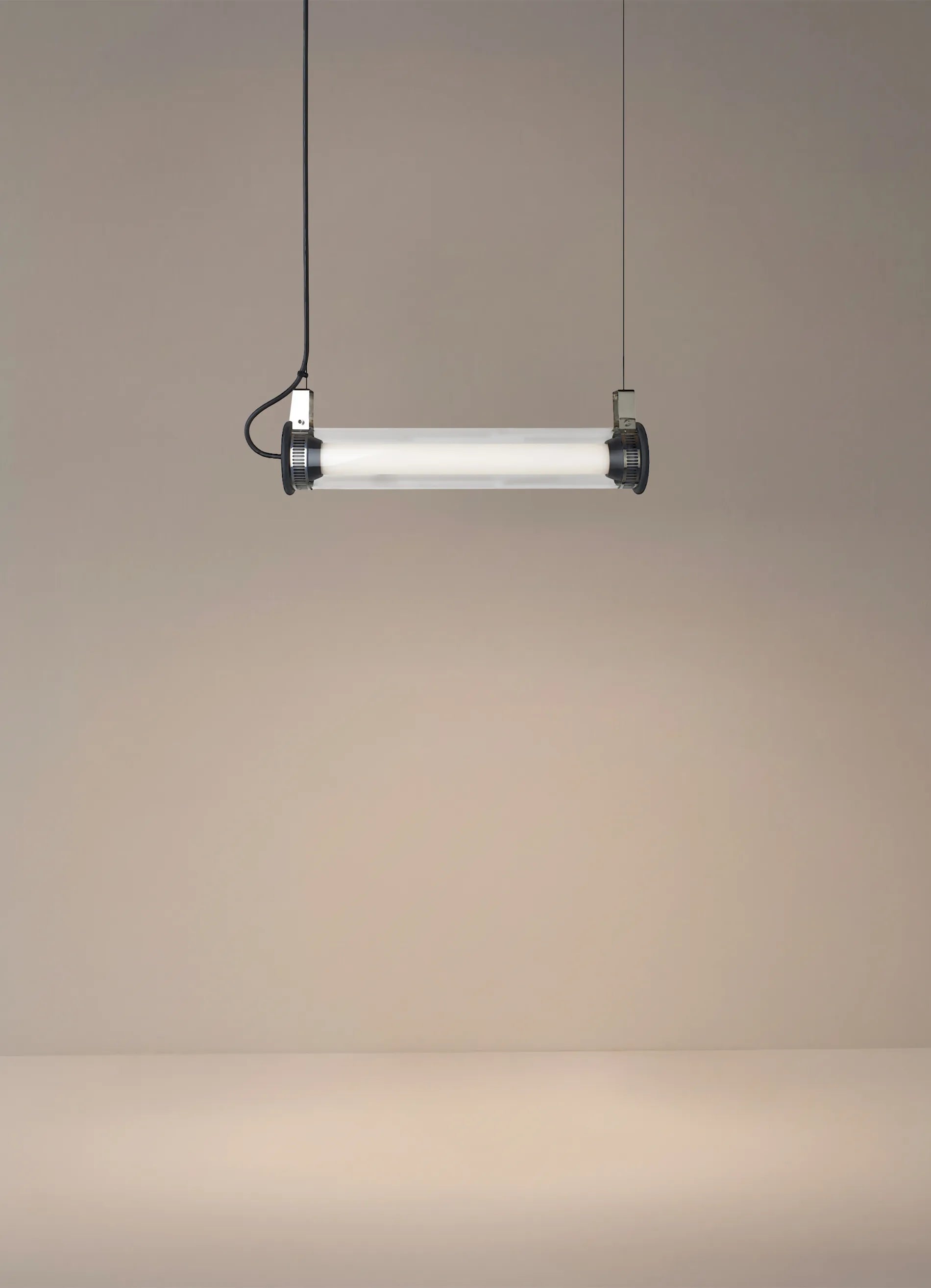 dcw-ditions-in-the-tube-360-400-suspension-horizontale-int-rieure-ext-rieure image 5