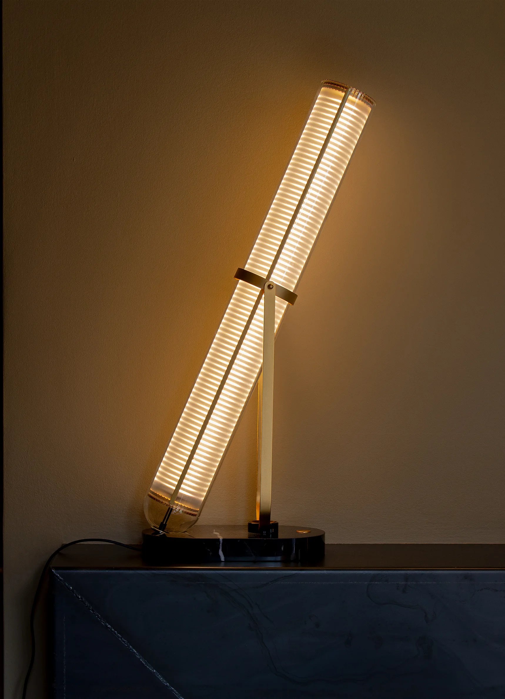 dcw-ditions-la-lampe-frechin-lampe-poser-marbre-et-verre-borosilicate image 1
