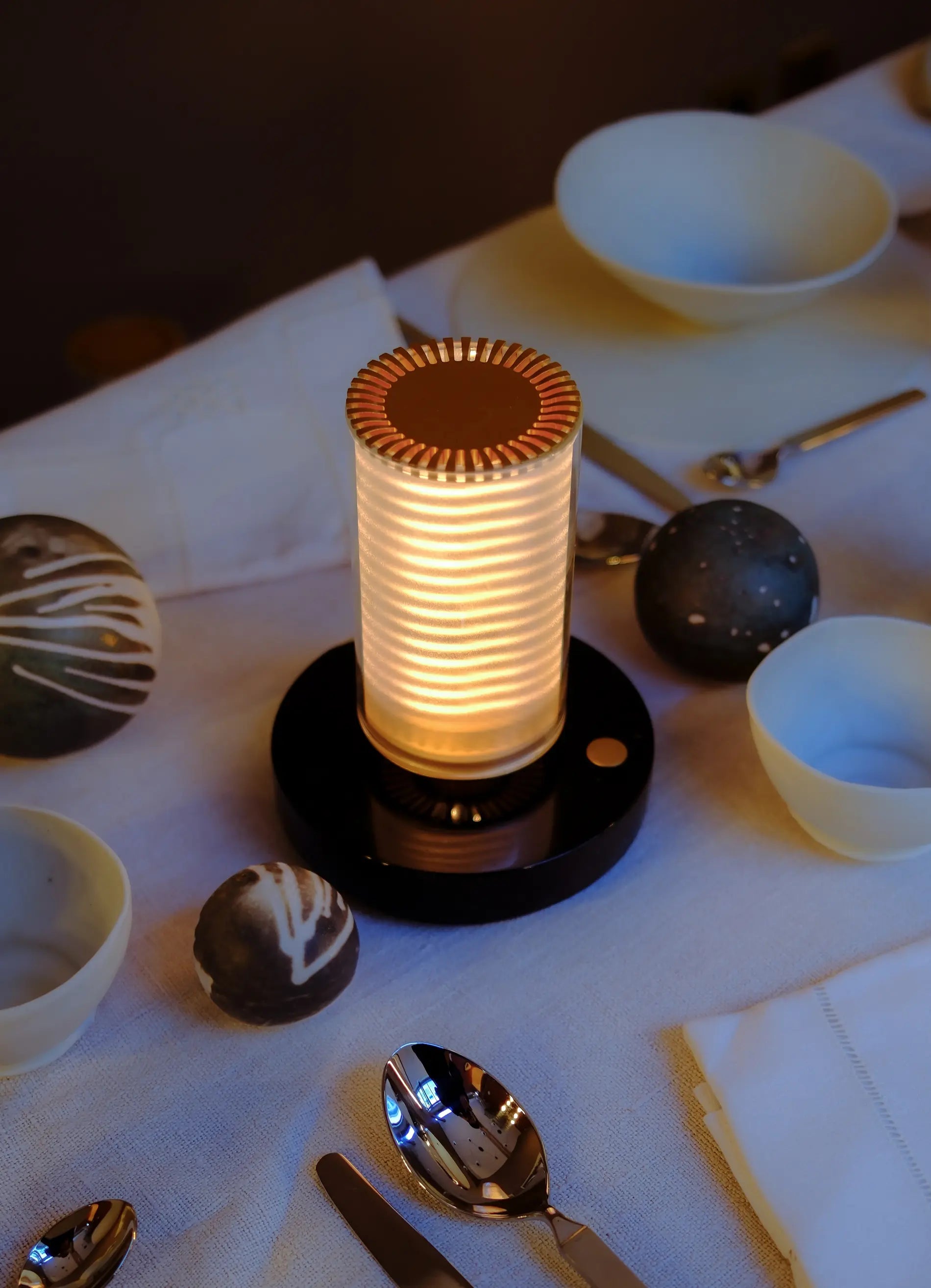 dcw-ditions-frechin-a-table-lampe-sur-batterie-marbre-verre image 3