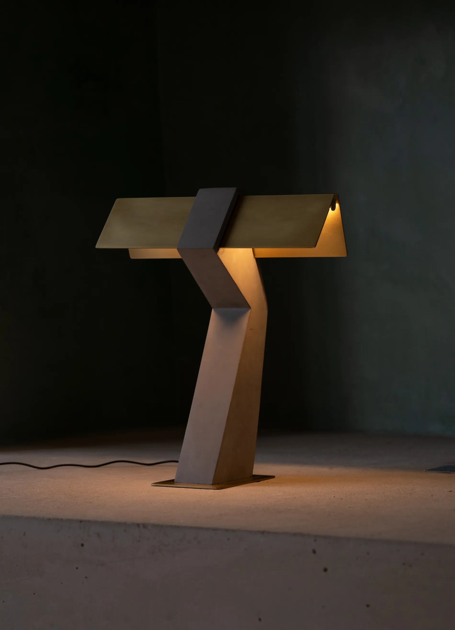 dcw-ditions-collection-cauvet-tau-lampe-poser-b-ton-et-acier image 6