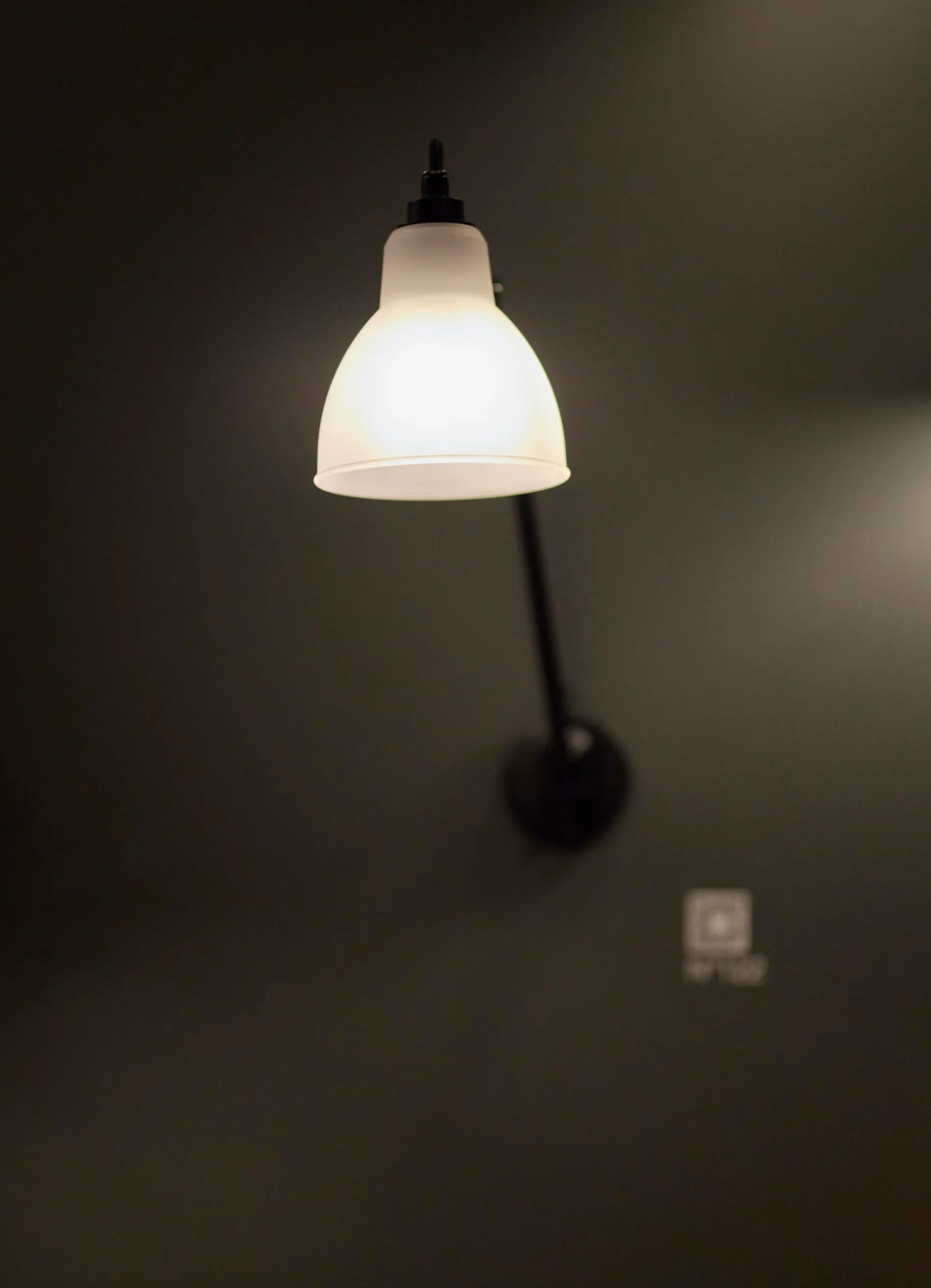 dcw-ditions-lampe-gras-n-122-applique-t-te-de-lit-bras-pivotant image 5