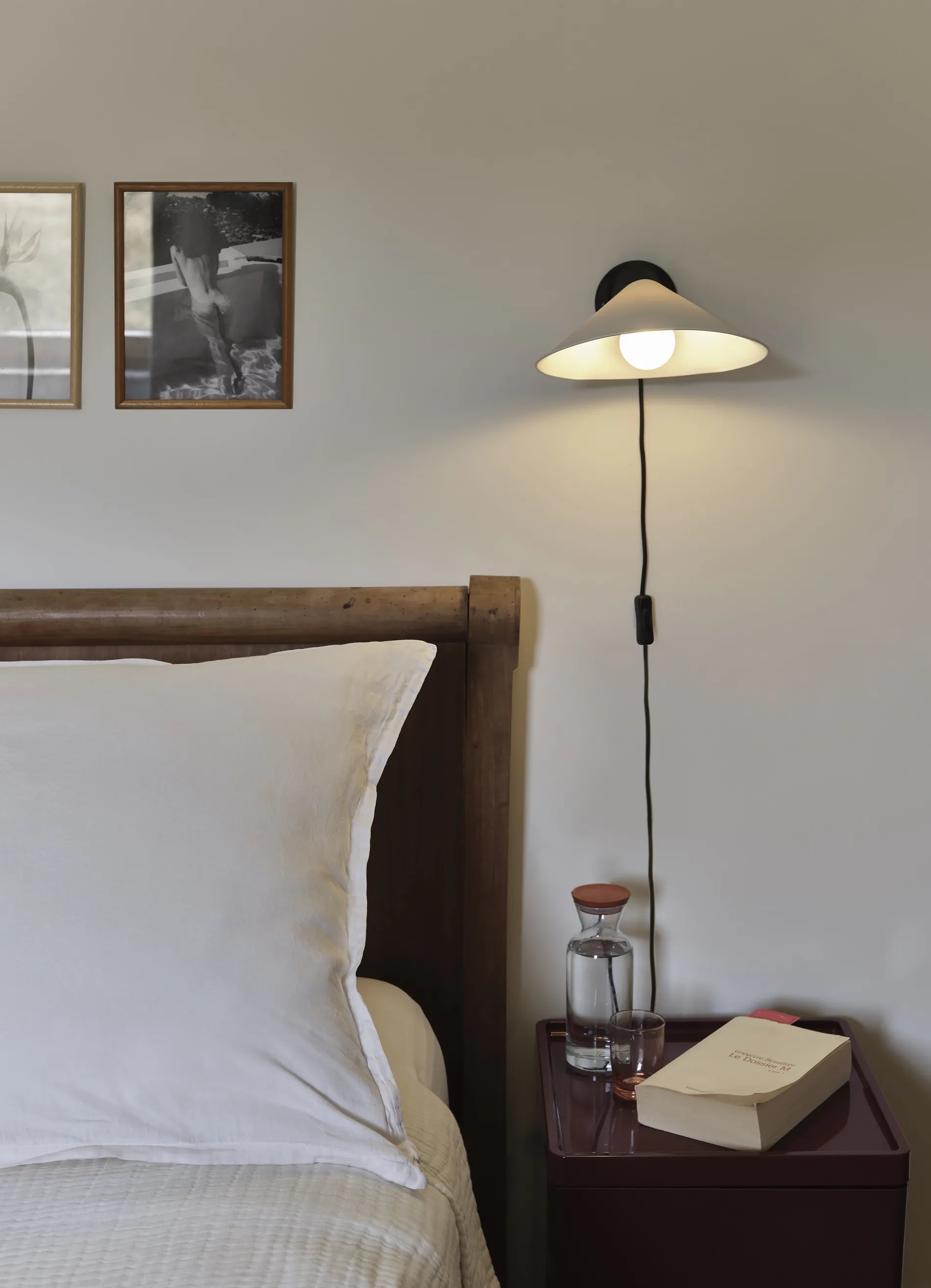 dcw-ditions-plume-c-ble-applique-murale-aluminium-noir-avec-c-ble-et-interrupteu image 1