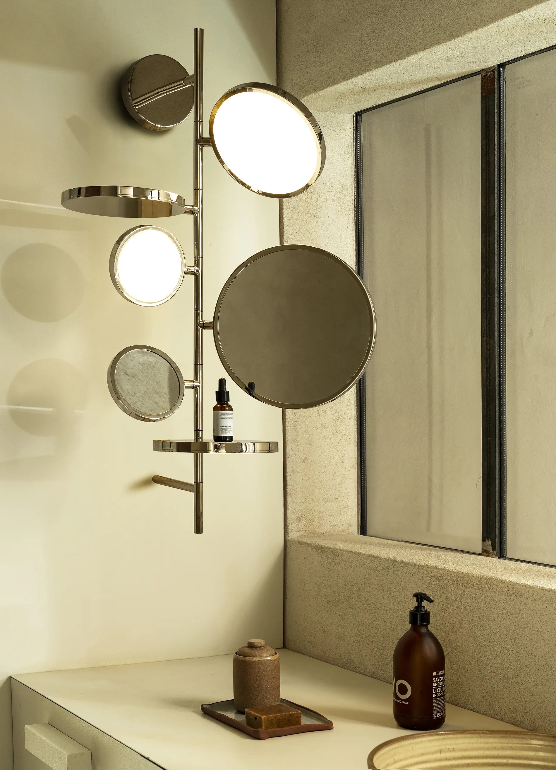 dcw-ditions-tell-me-stories-miroir-lumineux-noir-mat-2-lampes-2 image 2