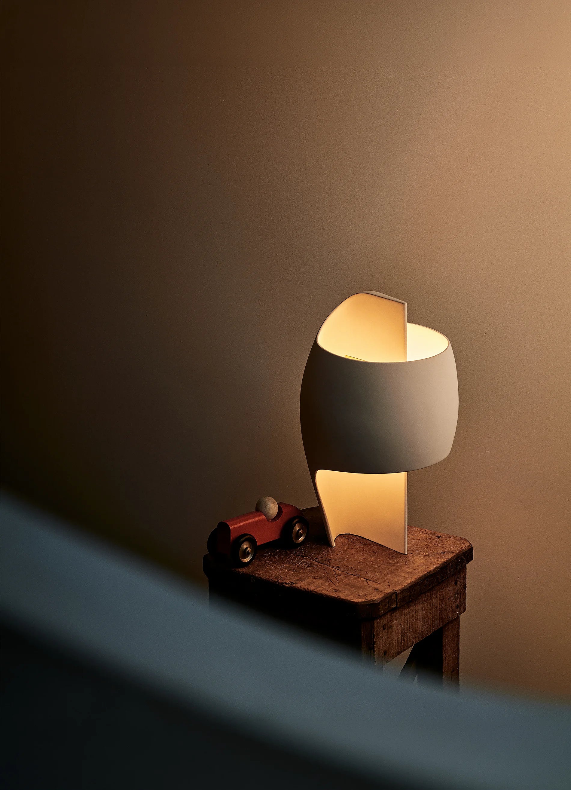 dcw-ditions-la-lampe-b-lampe-d-ambiance-sculpture-blanche image 2