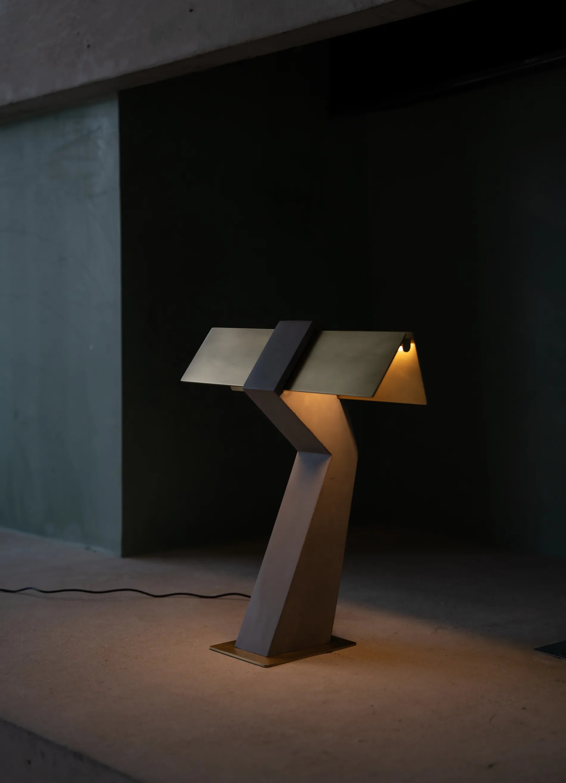 dcw-ditions-collection-cauvet-tau-lampe-poser-b-ton-et-acier image 2