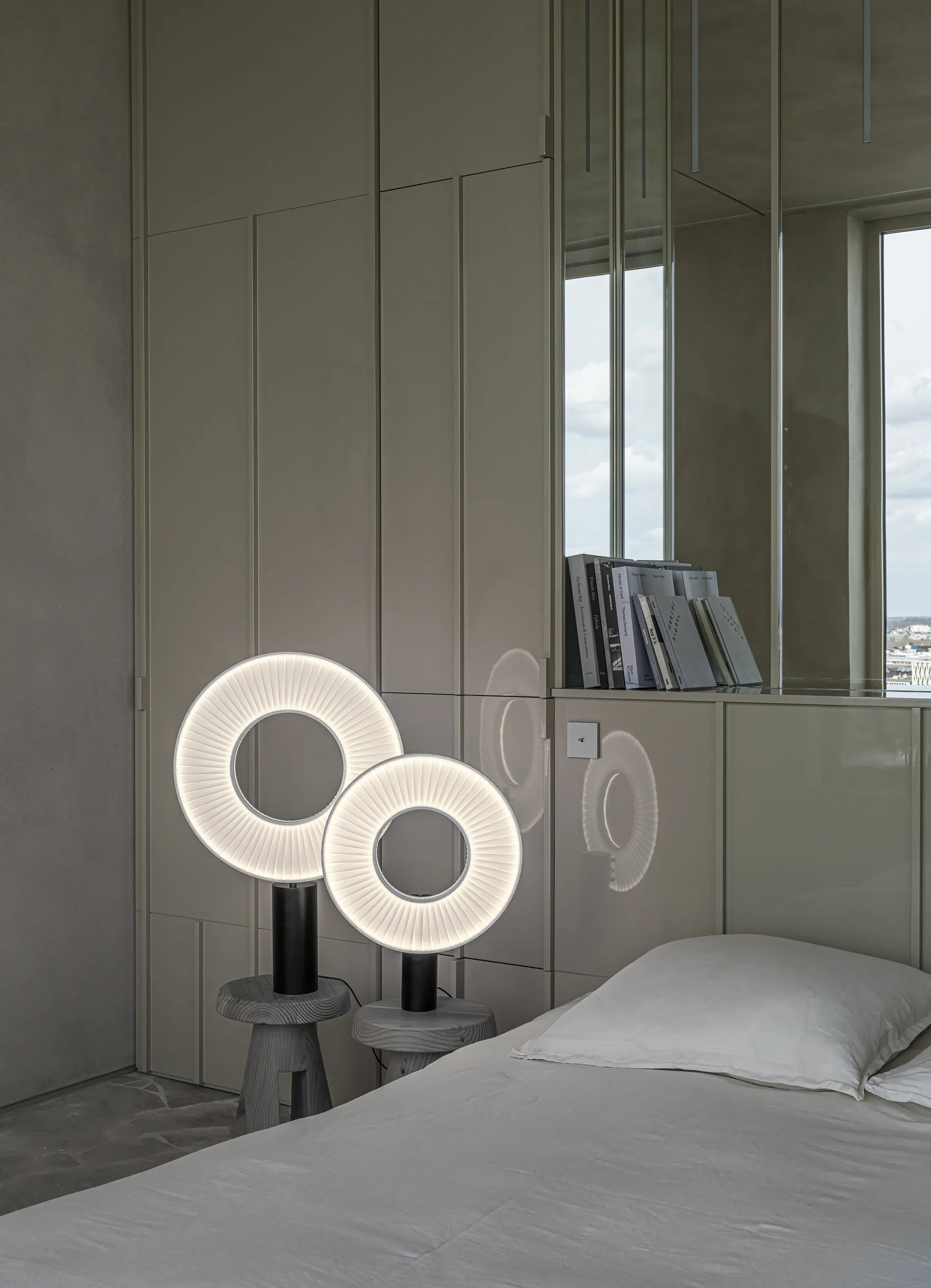 dcw-ditions-iris-table-40-lampe-de-table-disque-led-40-cm image 2