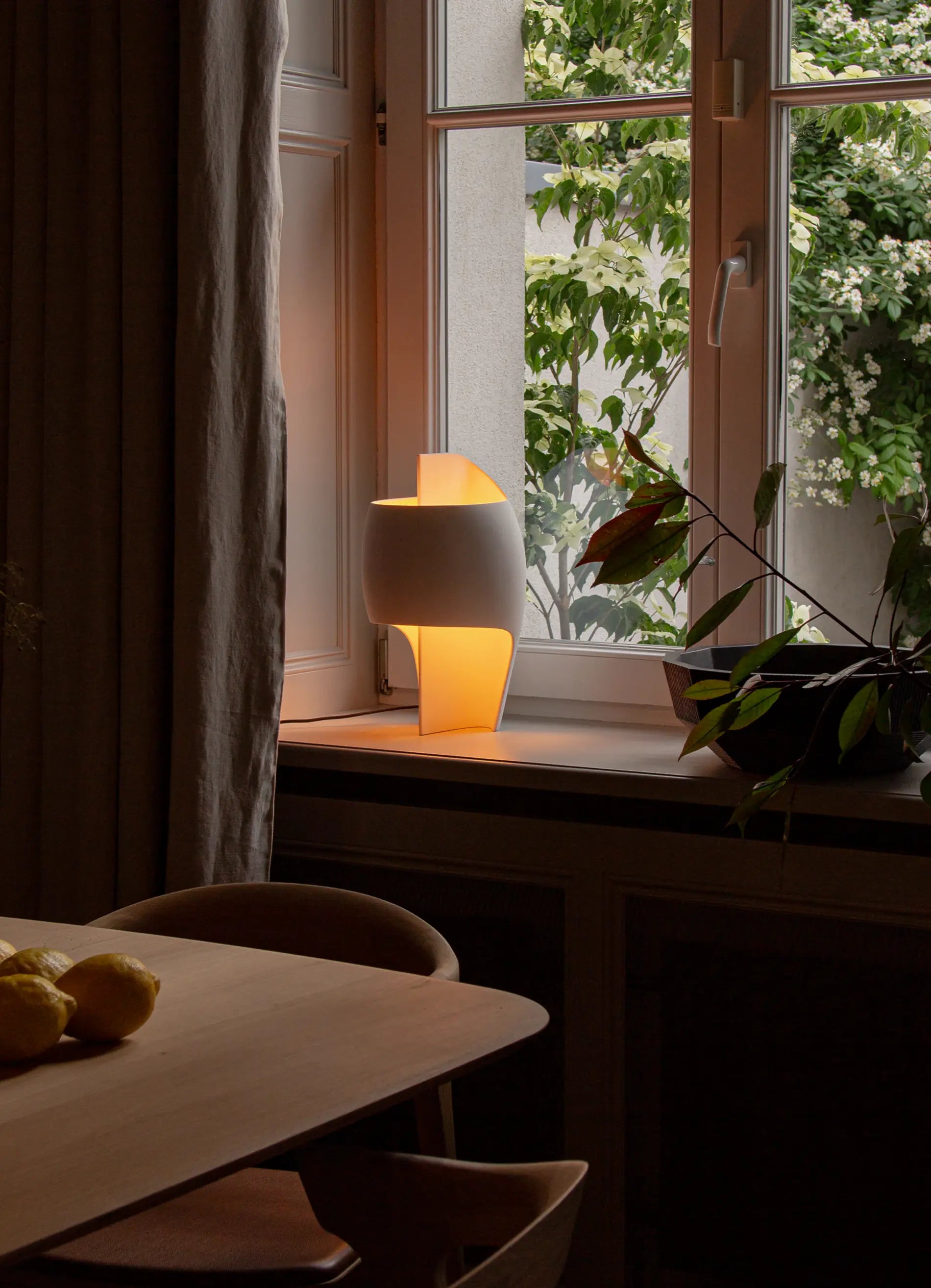 dcw-ditions-la-lampe-b-lampe-d-ambiance-sculpture-blanche image 4