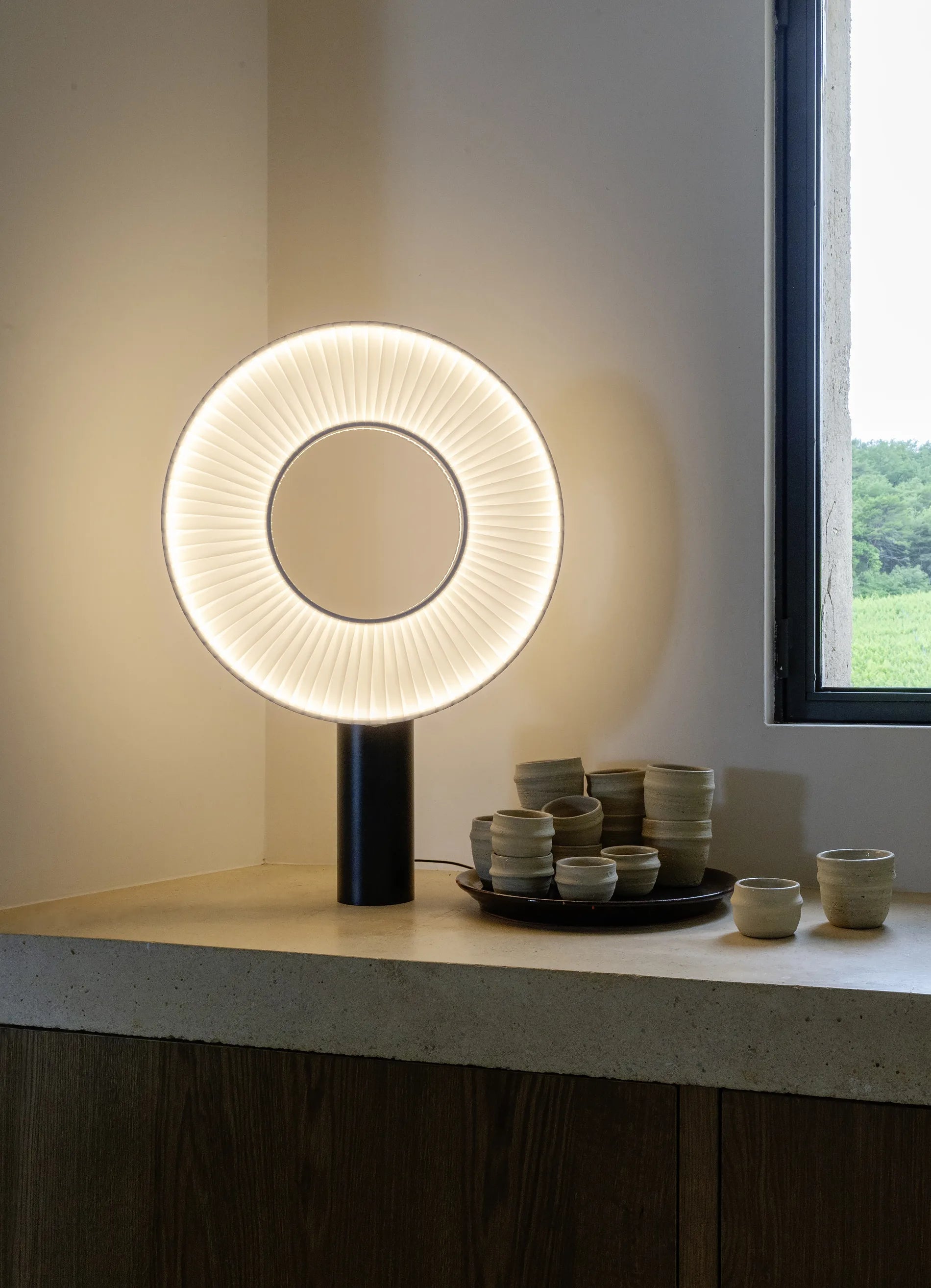 dcw-ditions-iris-table-50-lampe-de-table-disque-50-cm image 8