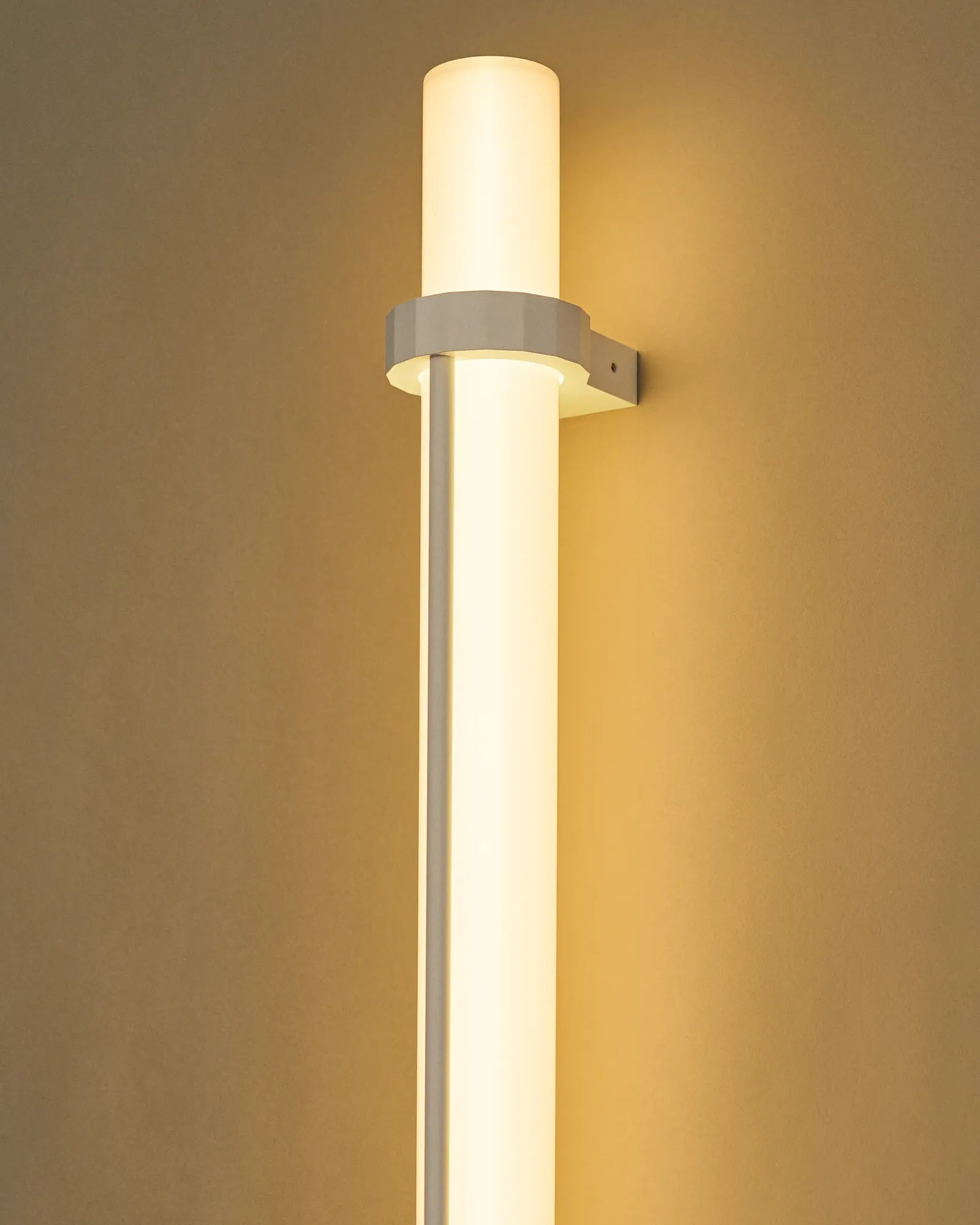 dcw-ditions-in-fine-1600-wall-applique-led-minimaliste image 3