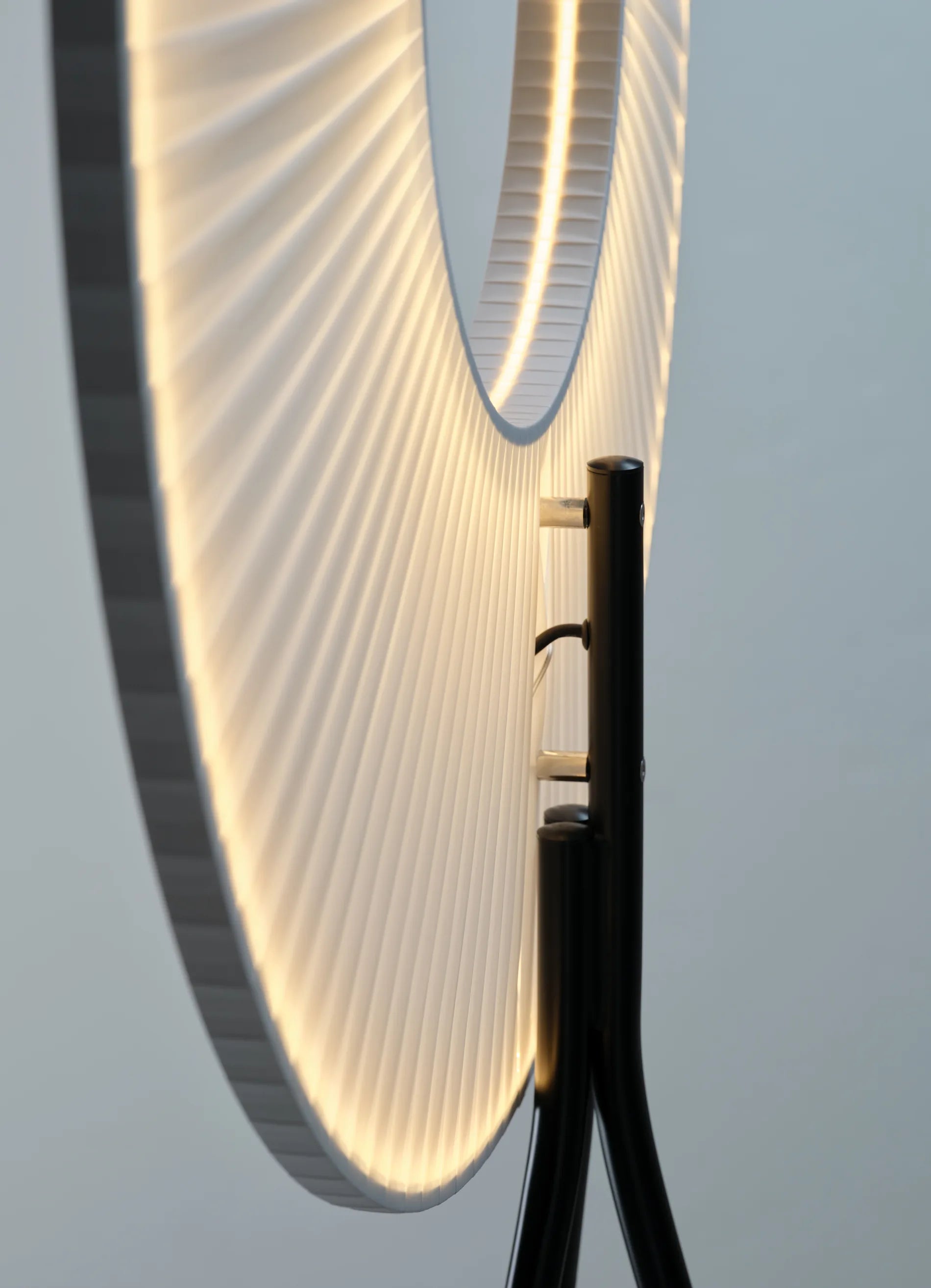 dcw-ditions-iris-floor-tripod-60-lampadaire-disque-led-60-cm-tr-pied-noir image 3