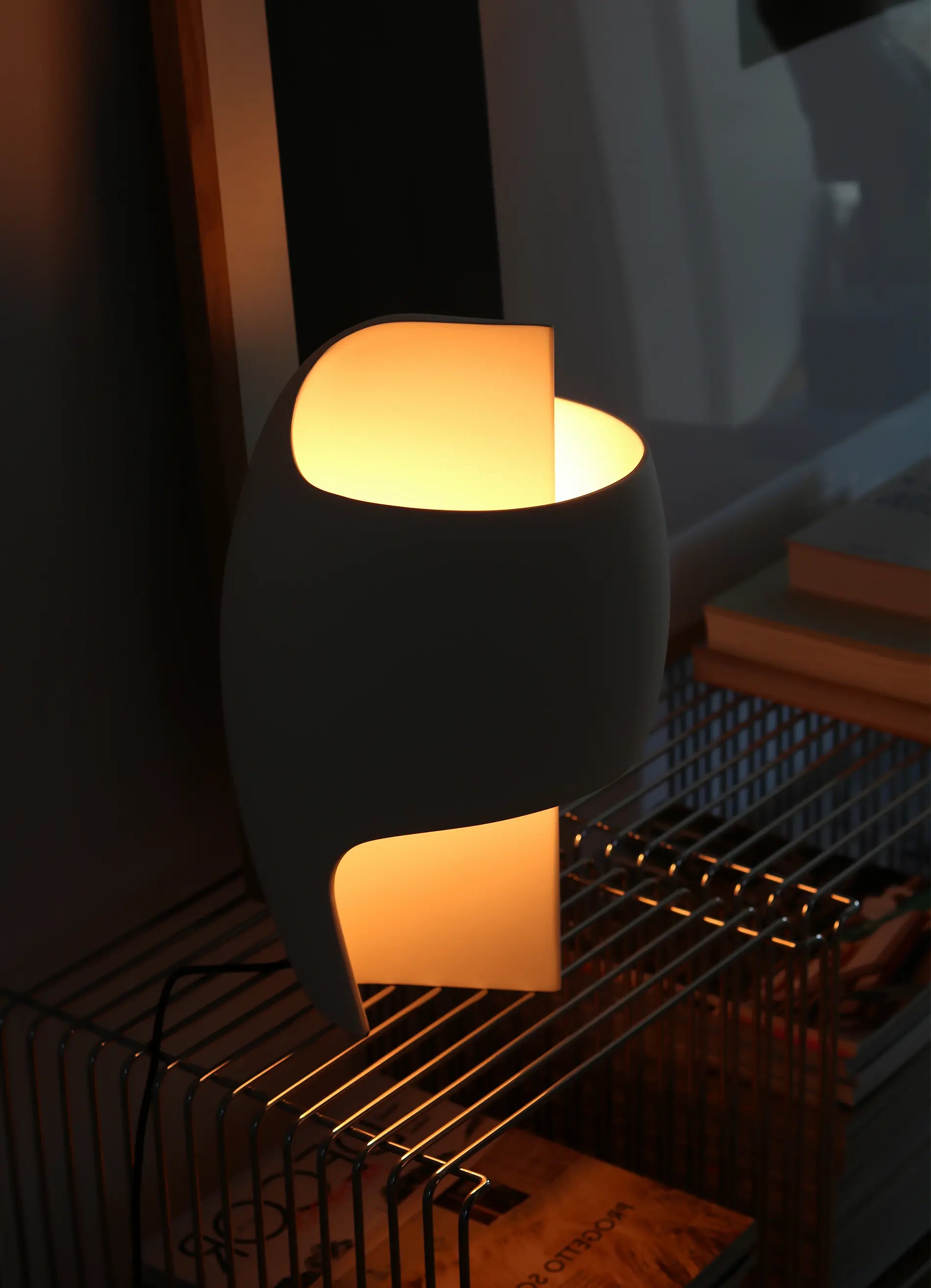 dcw-ditions-la-lampe-b-lampe-d-ambiance-sculpture-blanche image 7