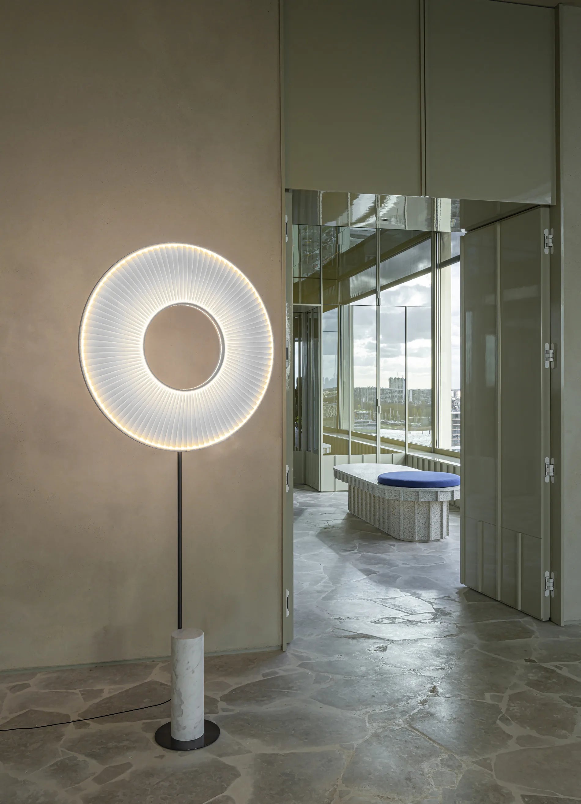 dcw-ditions-iris-floor-totem-80-lampadaire-disque-led image 3