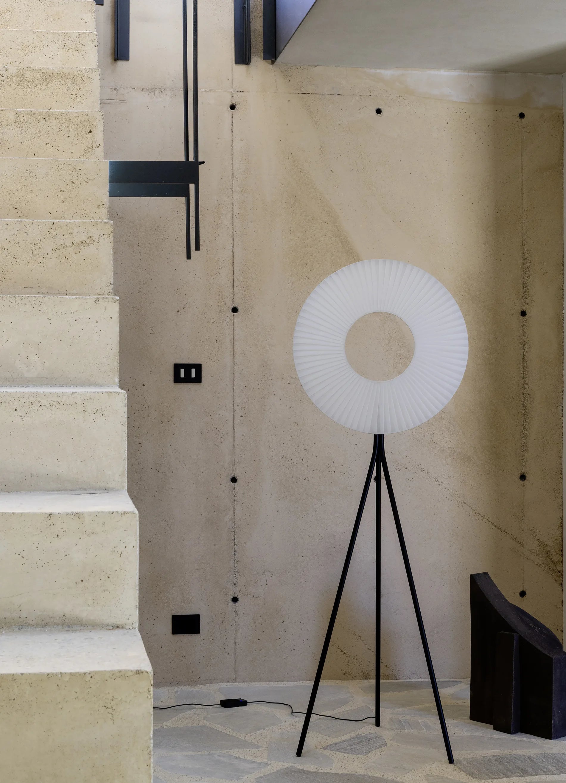 dcw-ditions-iris-floor-tripod-60-lampadaire-disque-led-60-cm-tr-pied-noir image 4