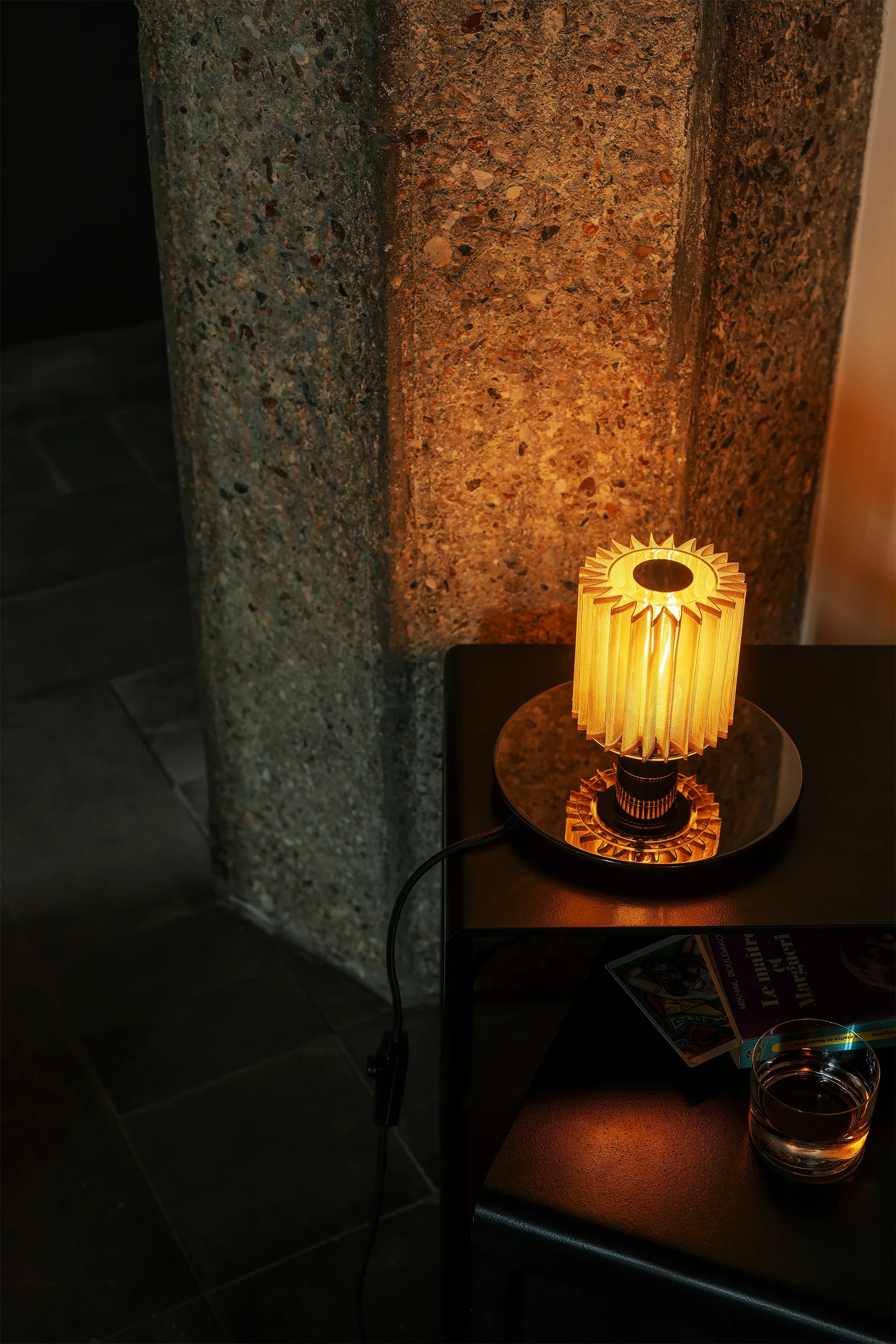 dcw-ditions-in-the-sun-table-220-lampe-de-table-d-ambiance image 7