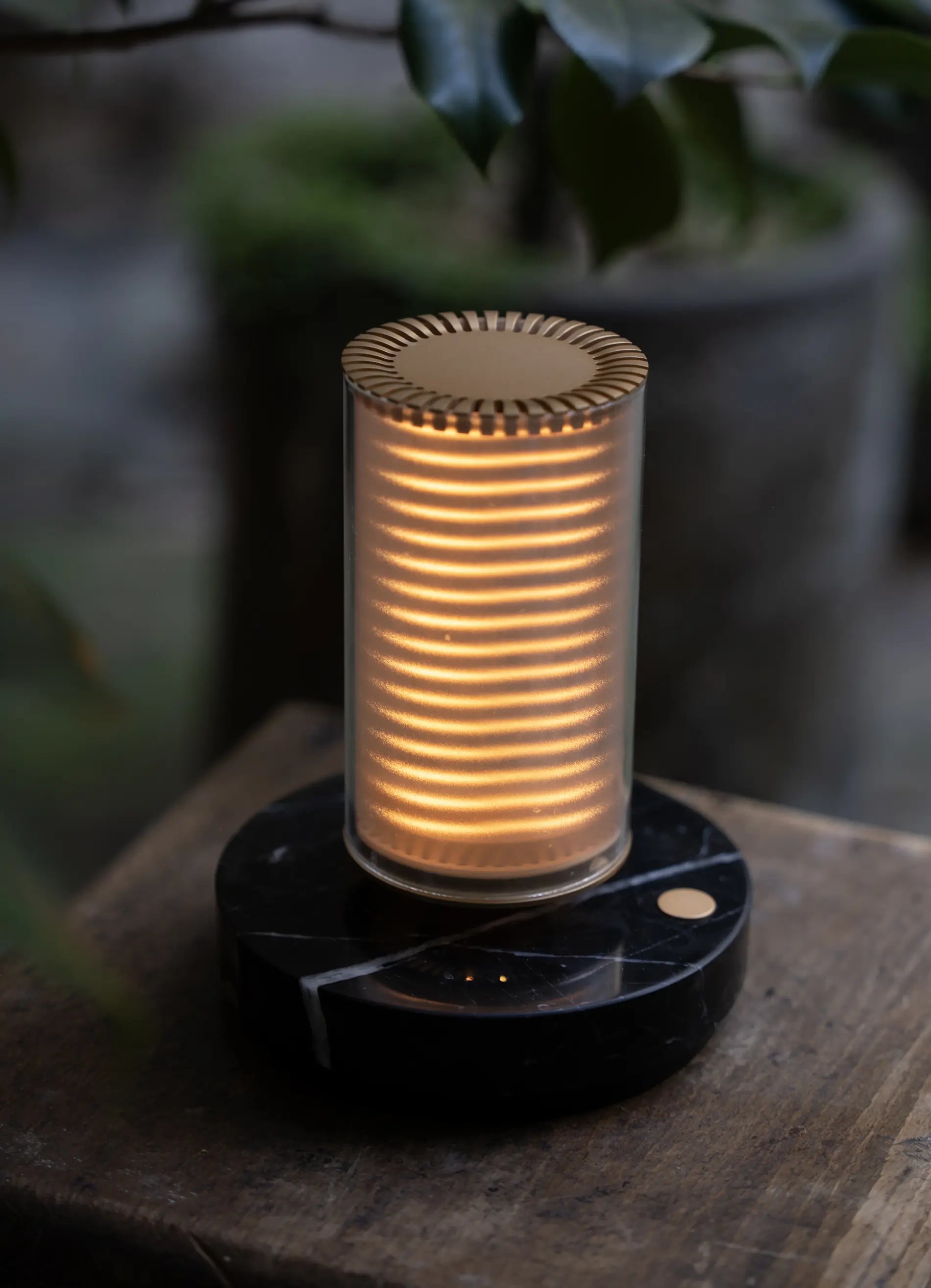 dcw-ditions-frechin-a-table-lampe-sur-batterie-marbre-verre image 1
