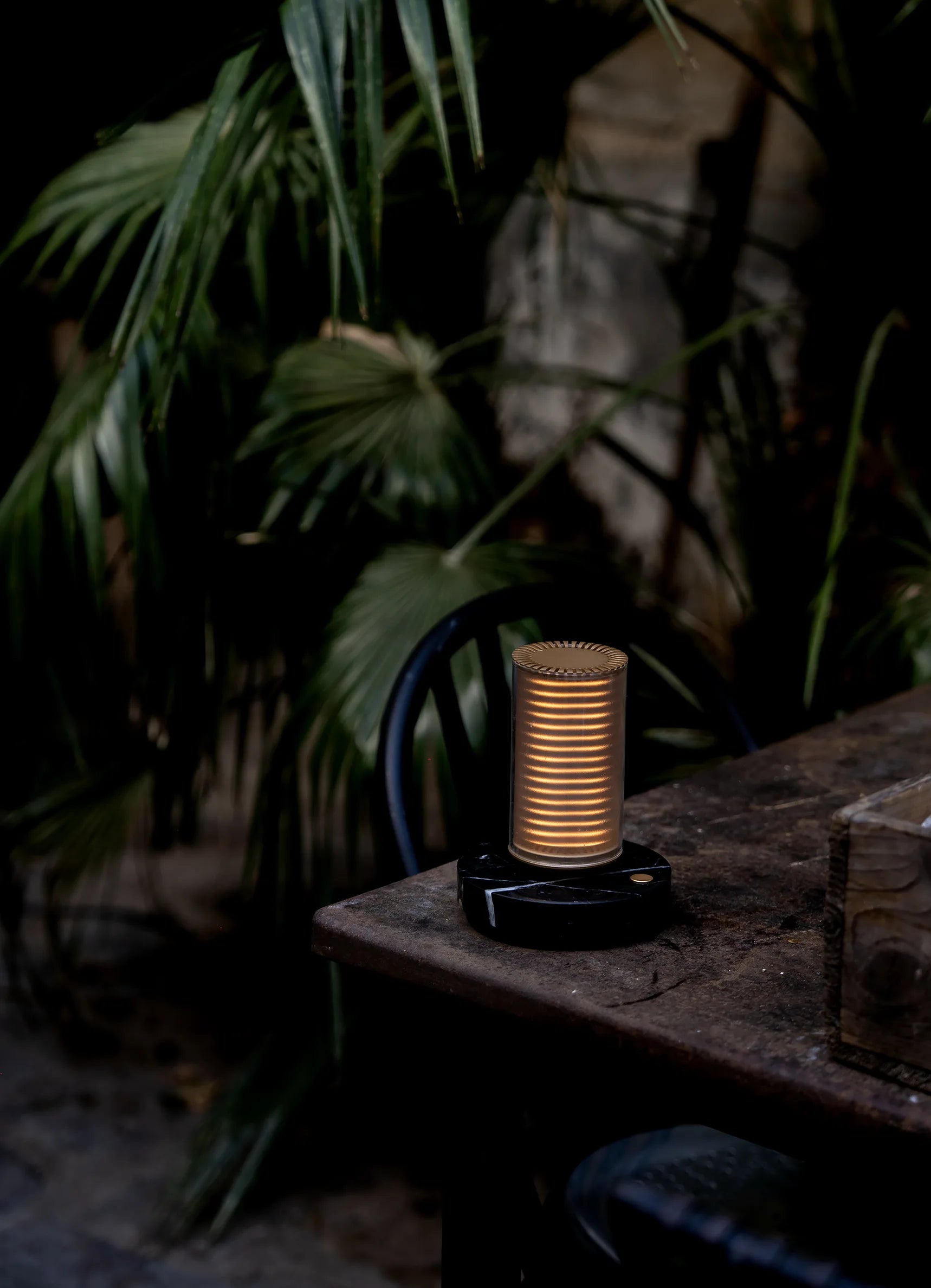 dcw-ditions-frechin-a-table-lampe-sur-batterie-marbre-verre image 2