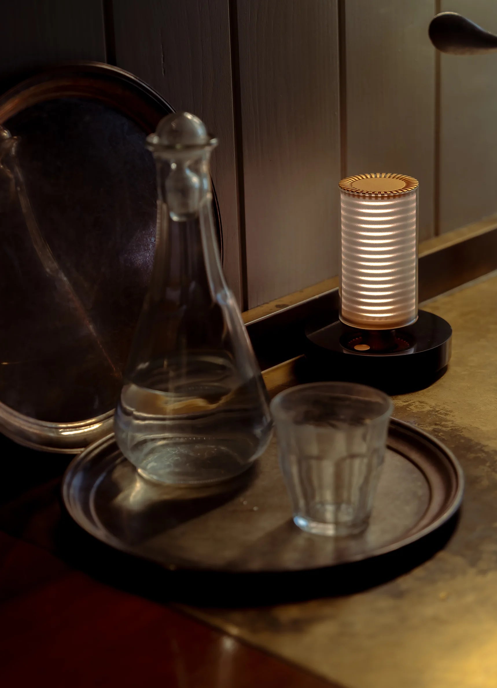 dcw-ditions-frechin-a-table-lampe-sur-batterie-marbre-verre image 6