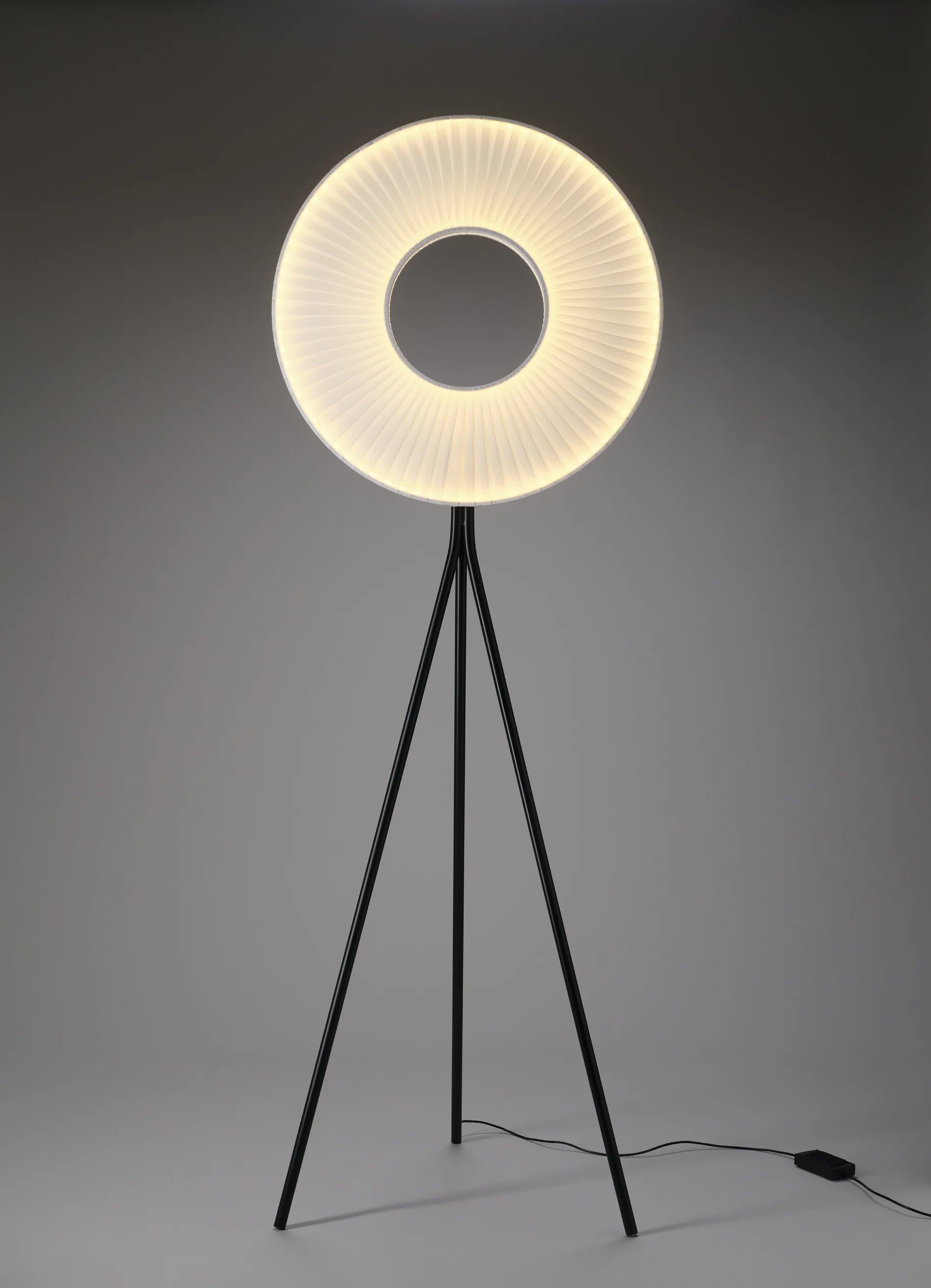 dcw-ditions-iris-floor-tripod-60-lampadaire-disque-led-60-cm-tr-pied-noir image 2
