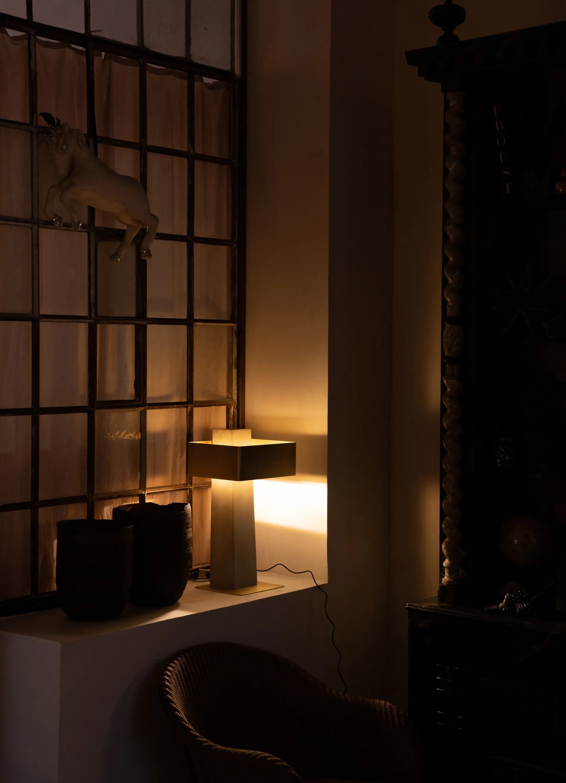 dcw-ditions-collection-cauvet-iota-lampe-poser-b-ton-et-acier image 8