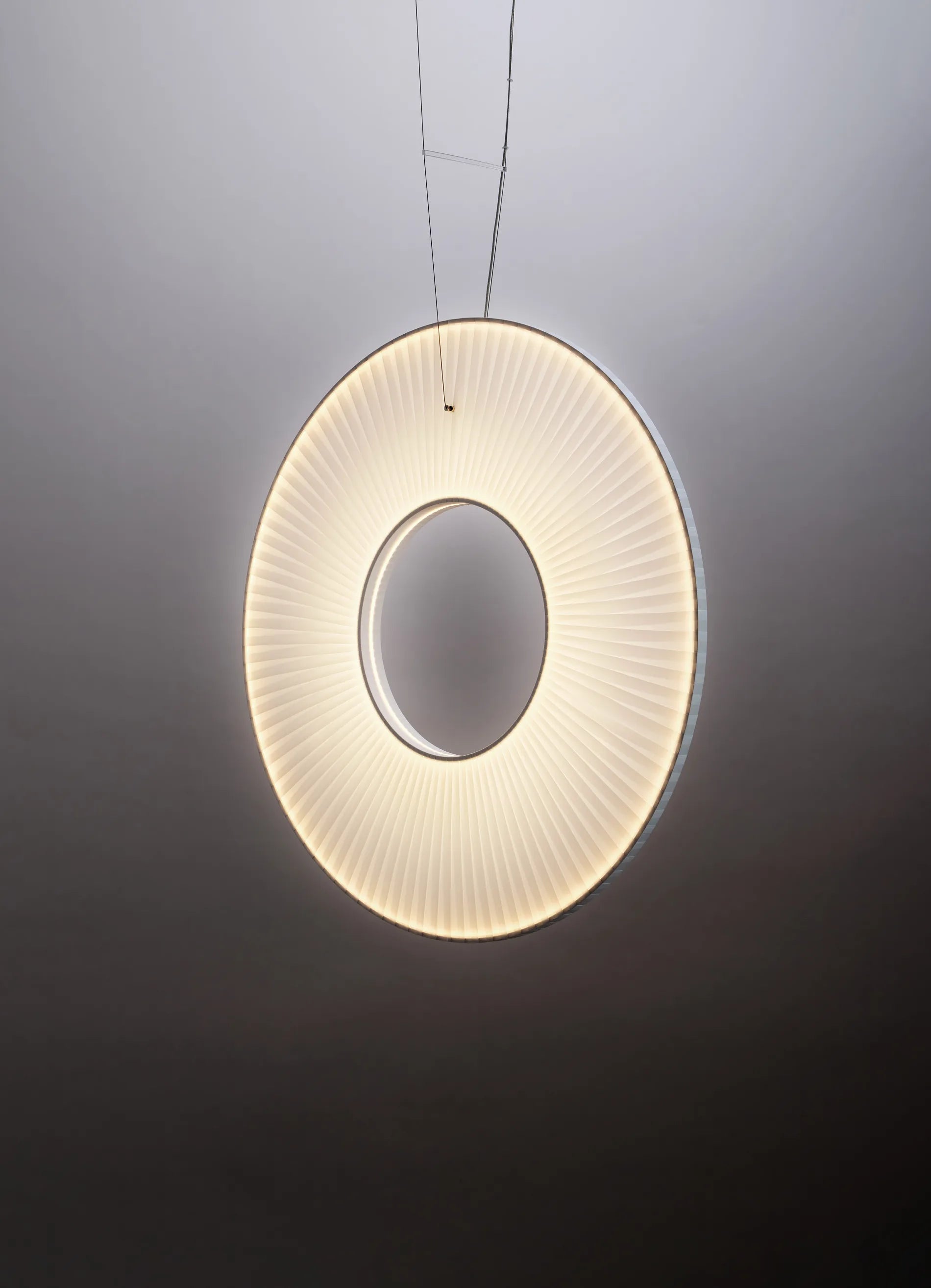 dcw-ditions-iris-pendant-vertical-60-suspension-led-tissu-ruban-blanc image 2