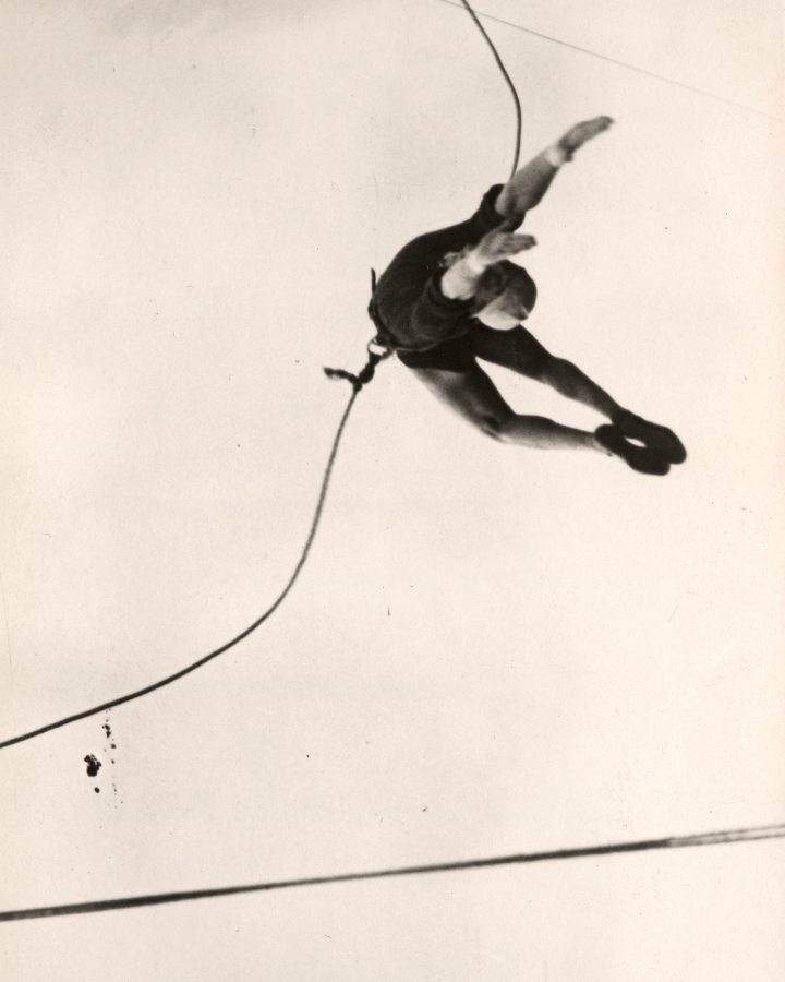 dcw-ditions-acrobate-de-gras-n-323-globe-opalin-175-suspension image 3