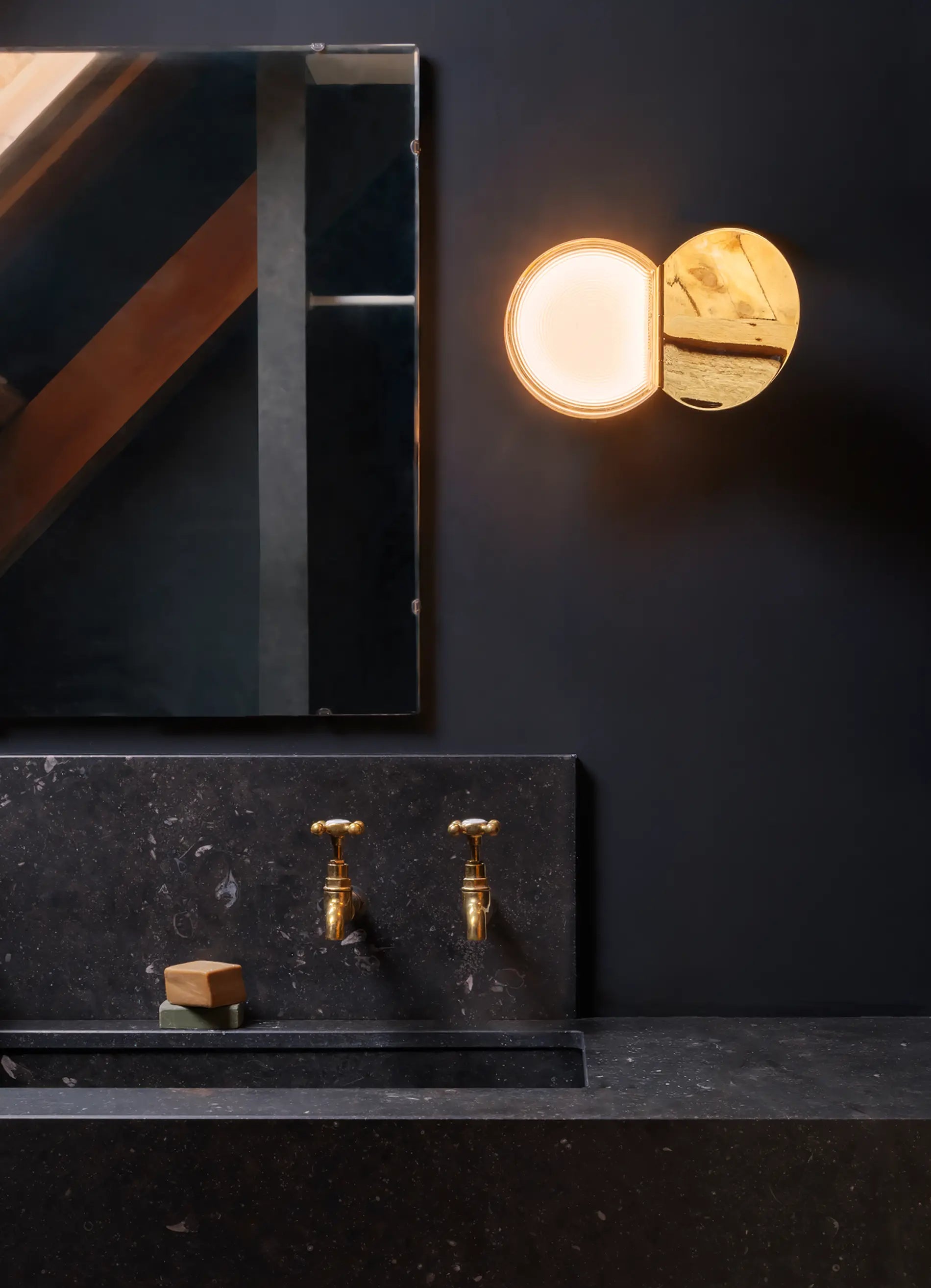 dcw-ditions-poudrier-luminaire-coffret-verre-et-laiton image 1