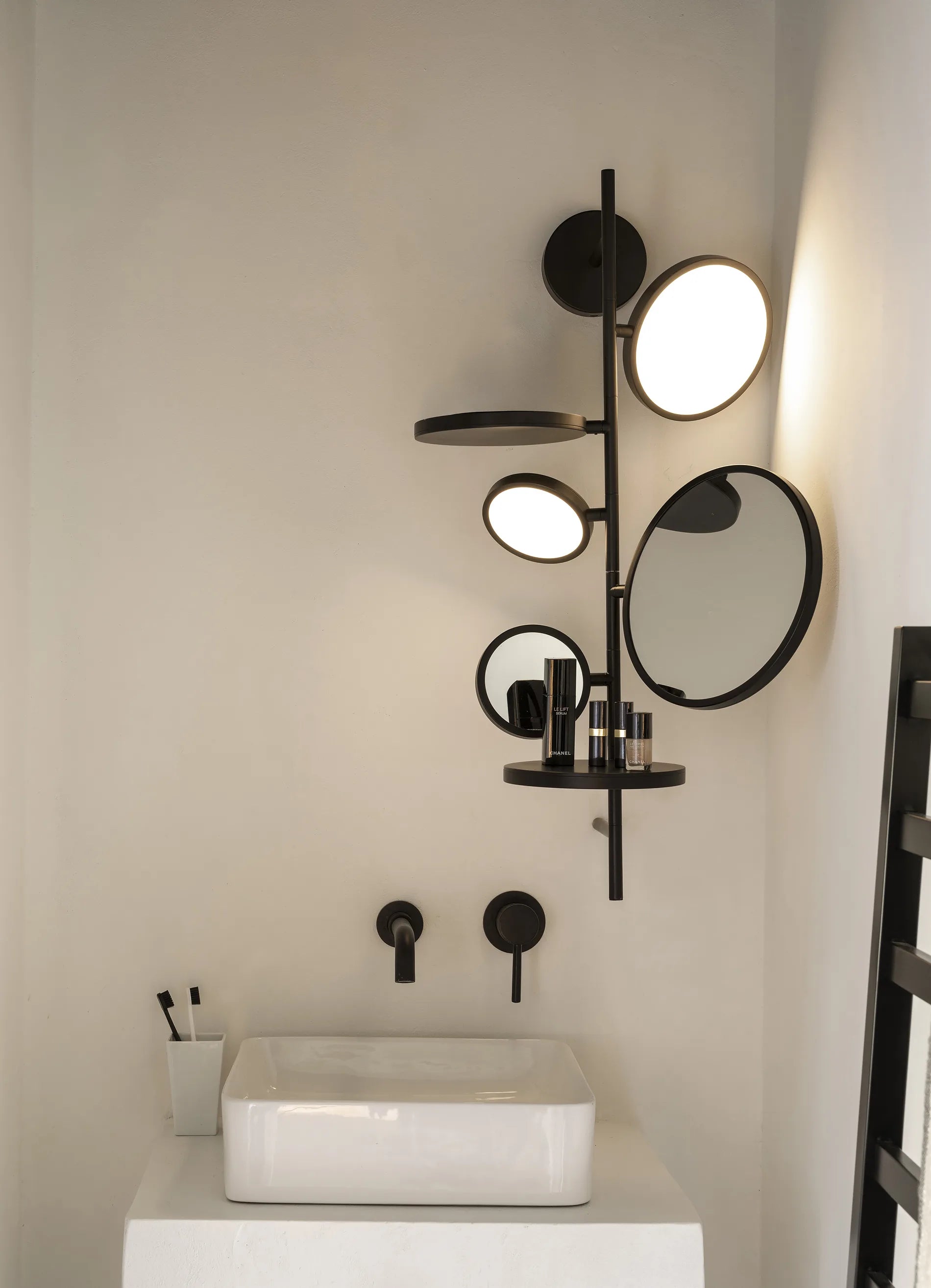 dcw-ditions-tell-me-stories-miroir-lumineux-noir-mat-2-lampes-2 image 3