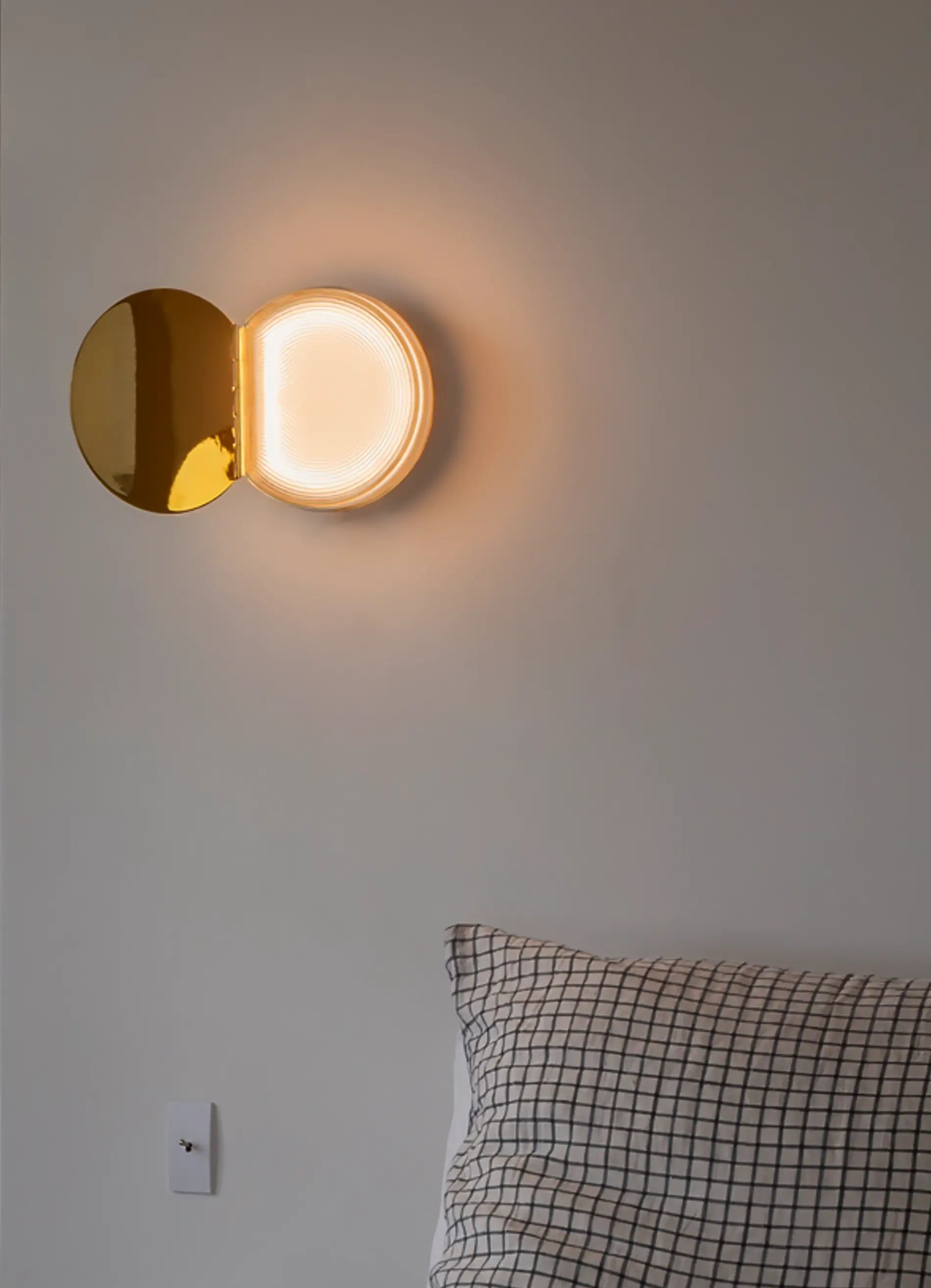 dcw-ditions-poudrier-luminaire-coffret-verre-et-laiton image 2