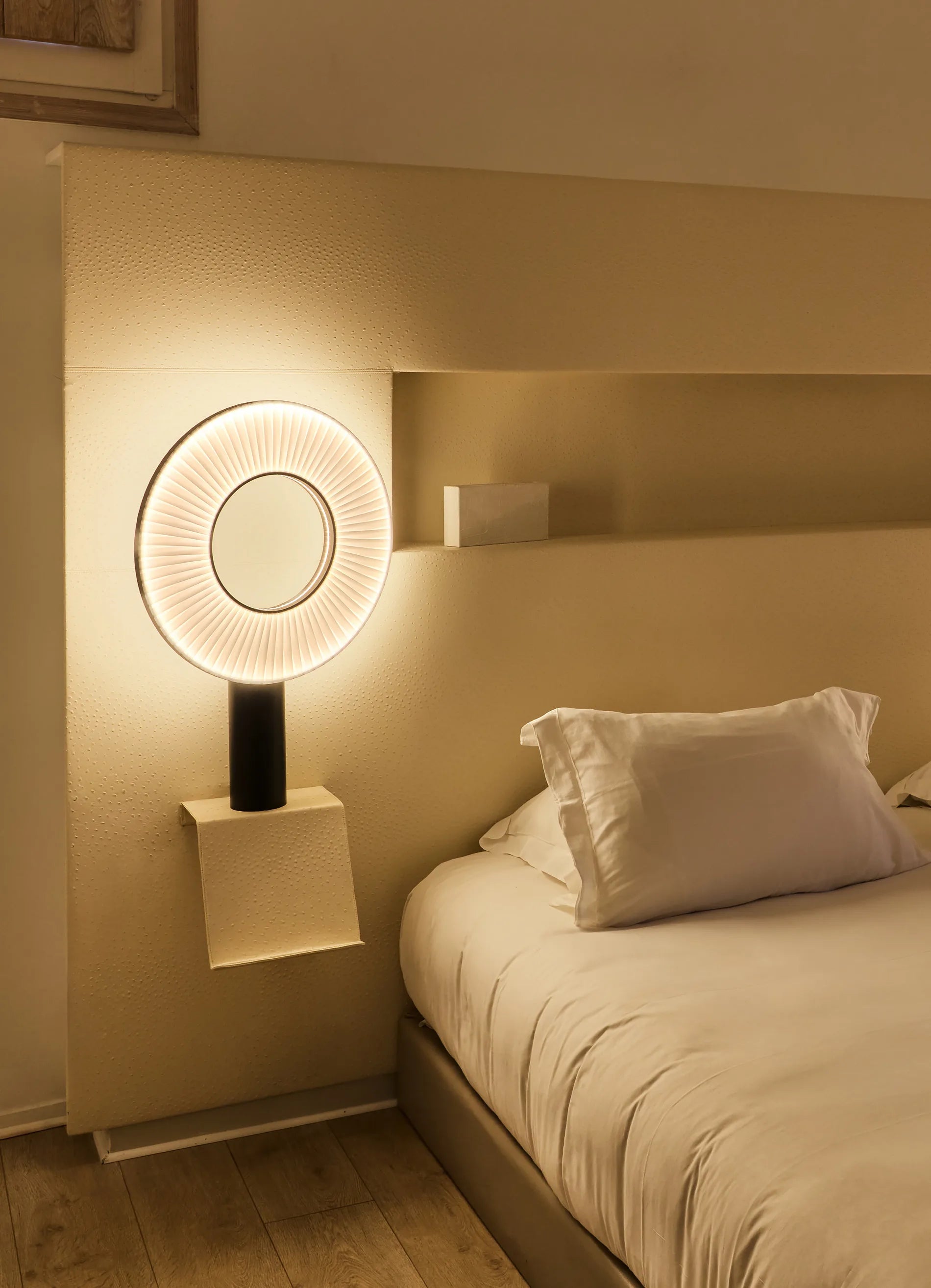 dcw-ditions-iris-table-50-lampe-de-table-disque-50-cm image 2