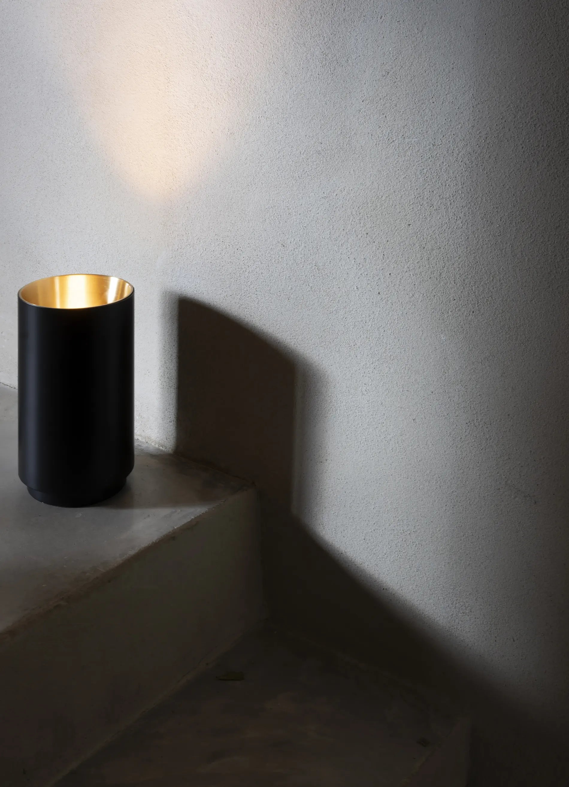 dcw-ditions-tobo-floor-lampe-de-sol-noir-mat-variateur image 1