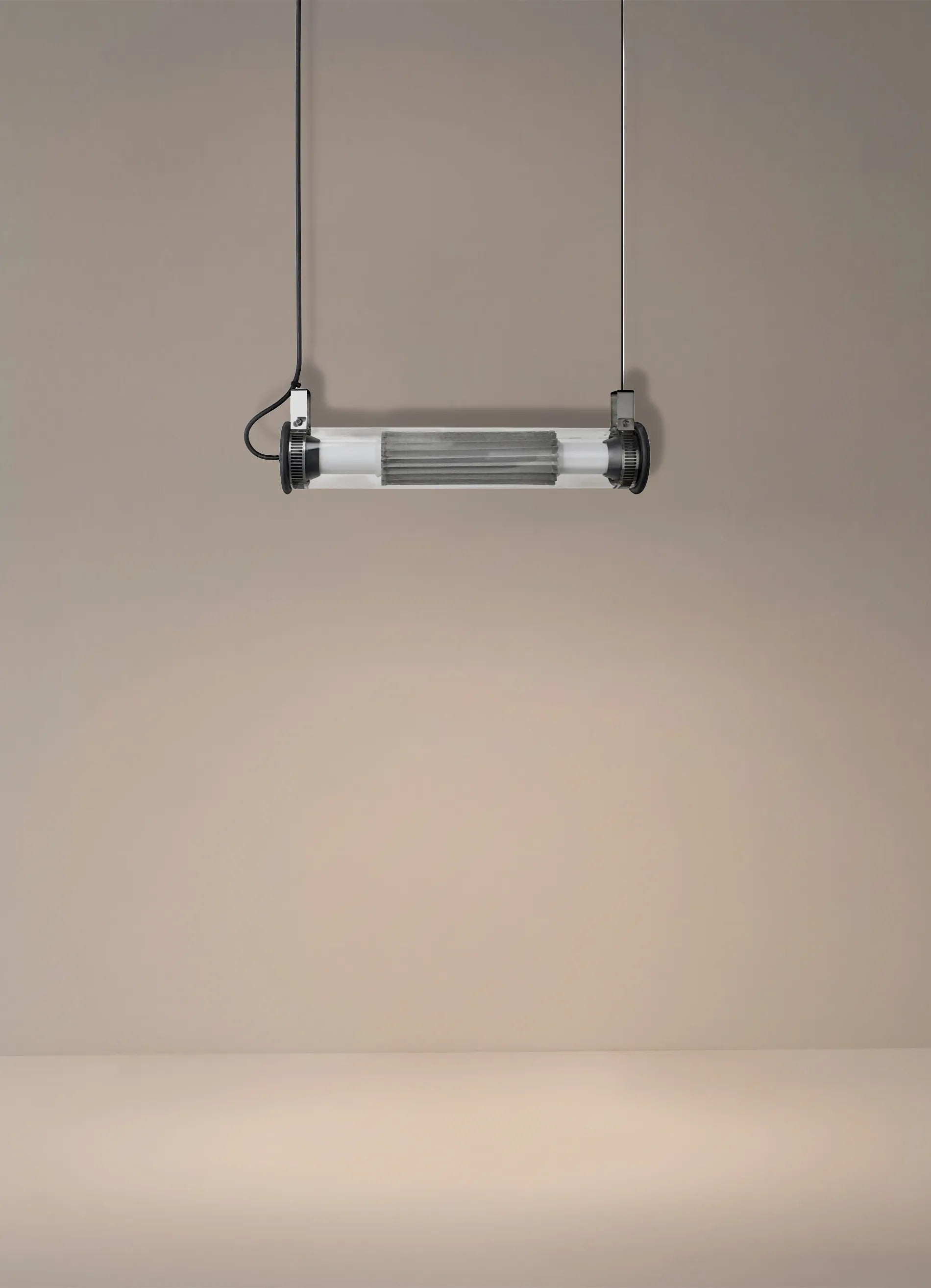 dcw-ditions-in-the-tube-360-400-suspension-horizontale-int-rieure-ext-rieure image 7