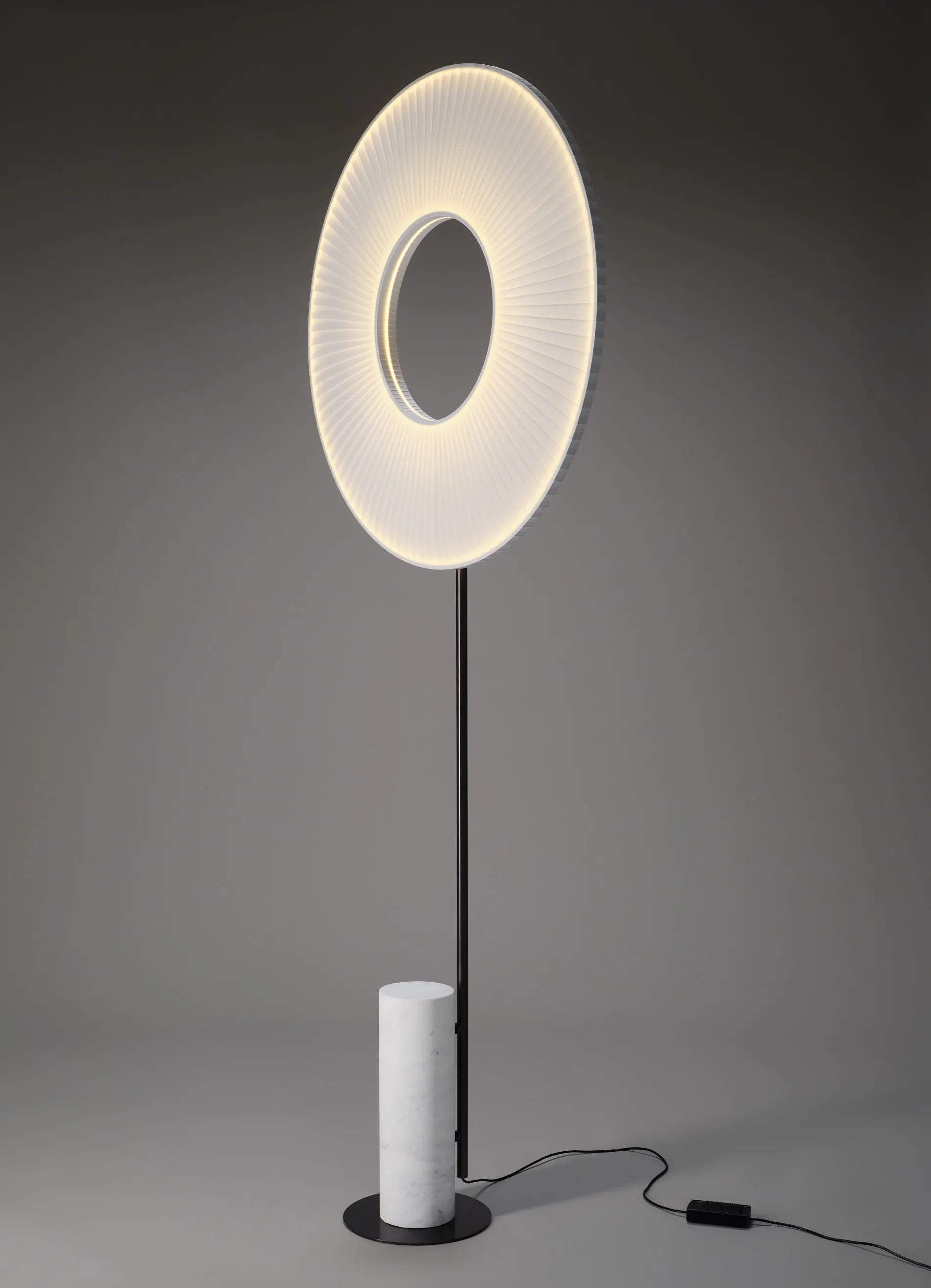 dcw-ditions-iris-floor-totem-80-lampadaire-disque-led image 2