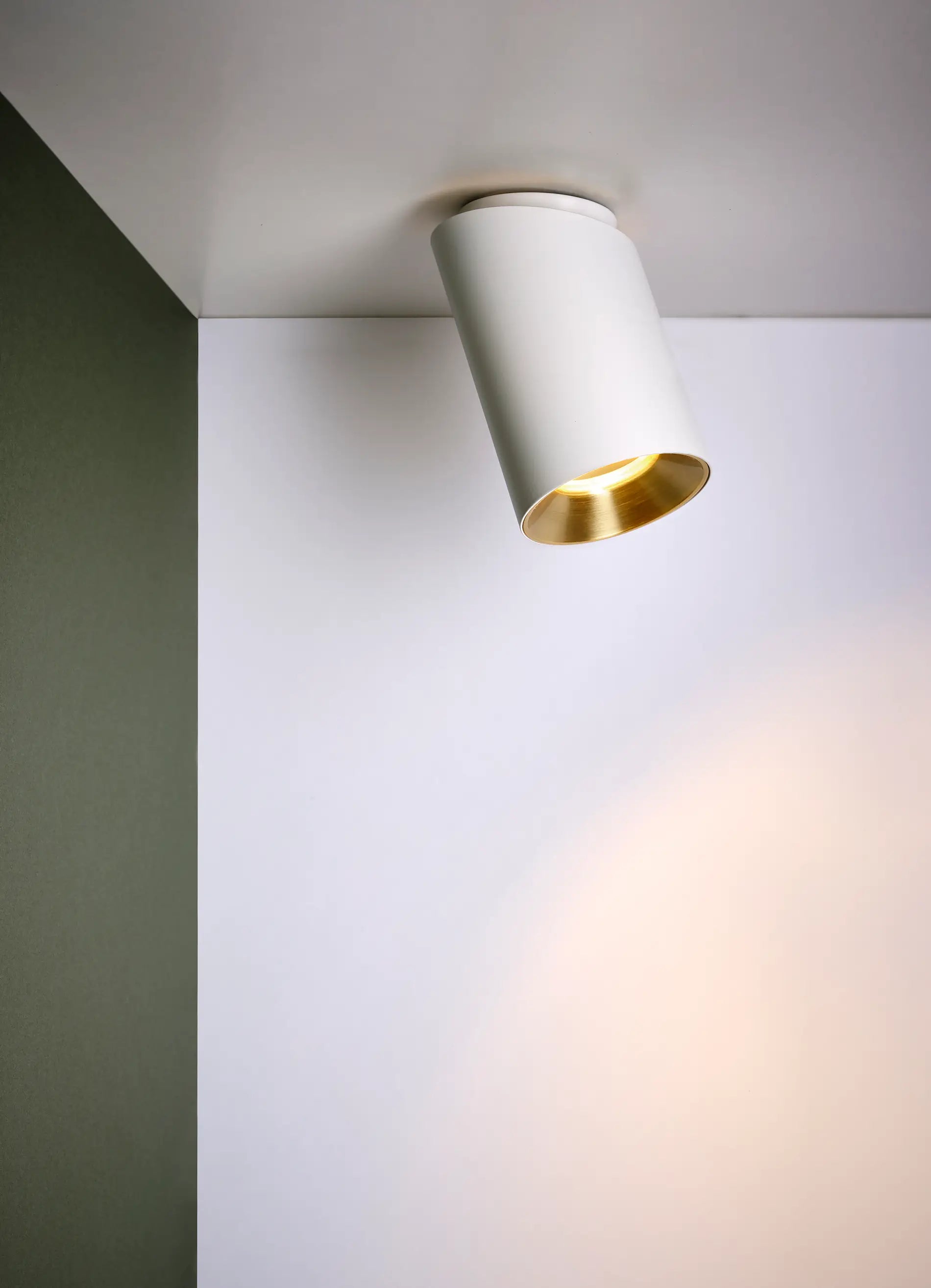 dcw-ditions-tobo-ceiling-85-diag-plafonnier-tubulaire-noir-mat image 4