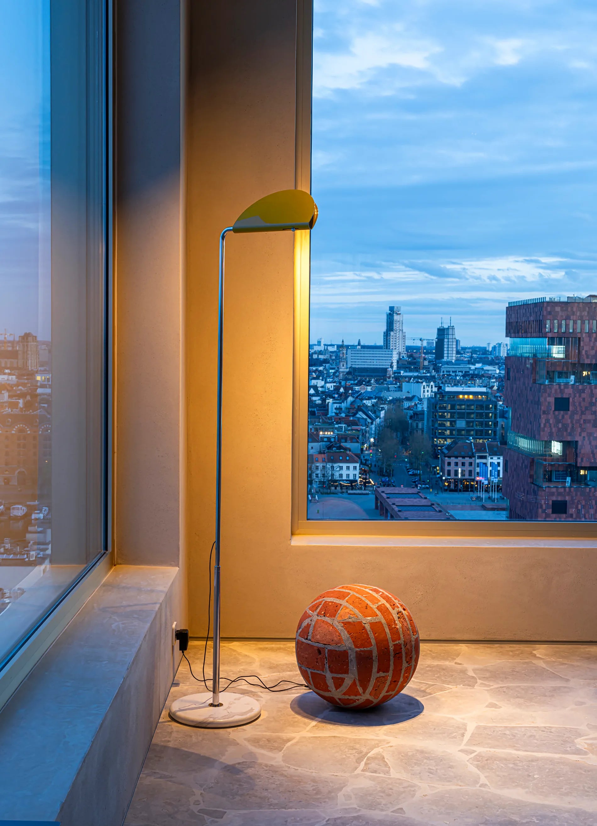 dcw-ditions-mezzaluna-floor-lampadaire-led-acier-marbre-et-aluminium-noir image 3