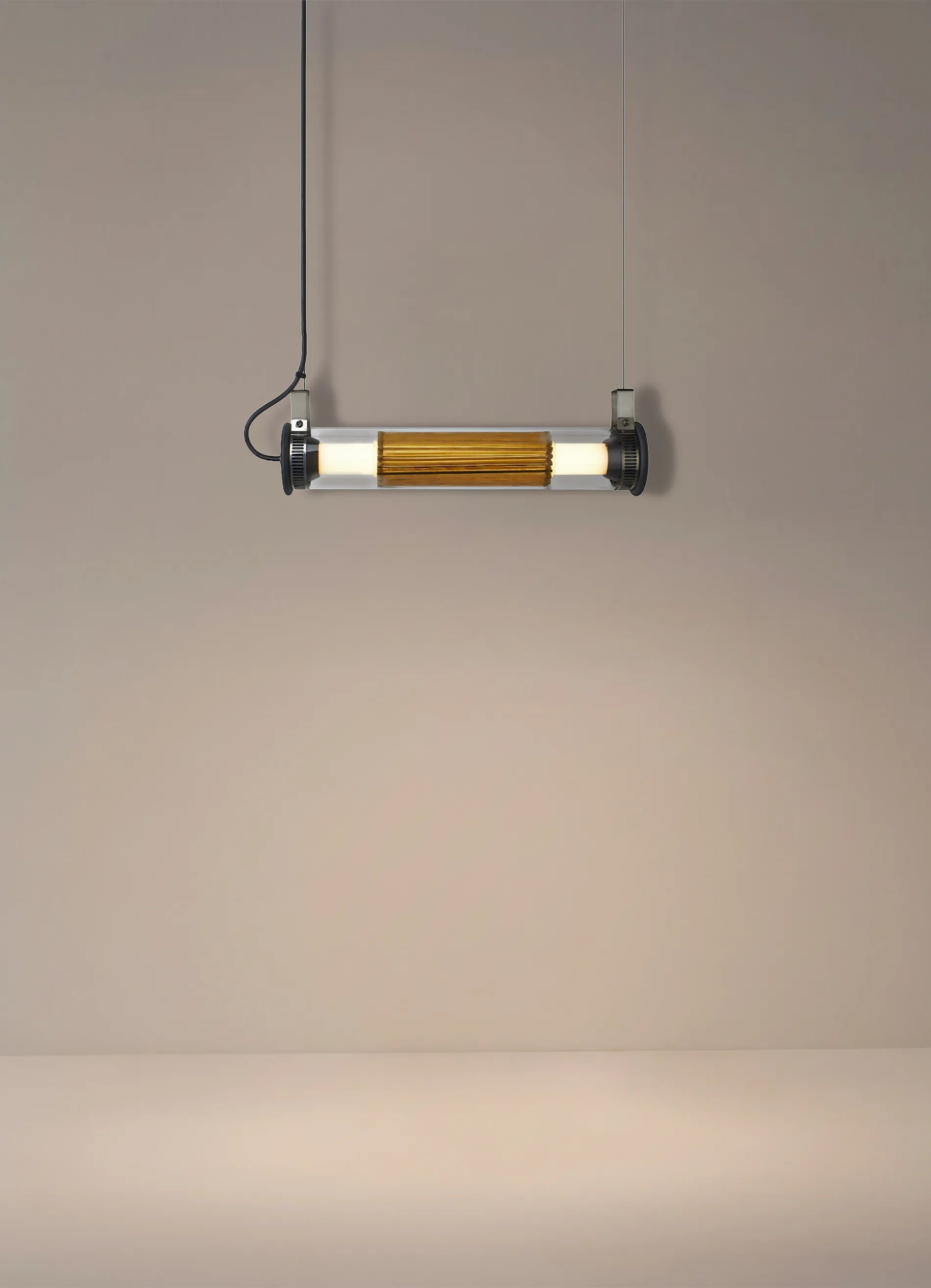 dcw-ditions-in-the-tube-360-400-suspension-horizontale-int-rieure-ext-rieure image 6