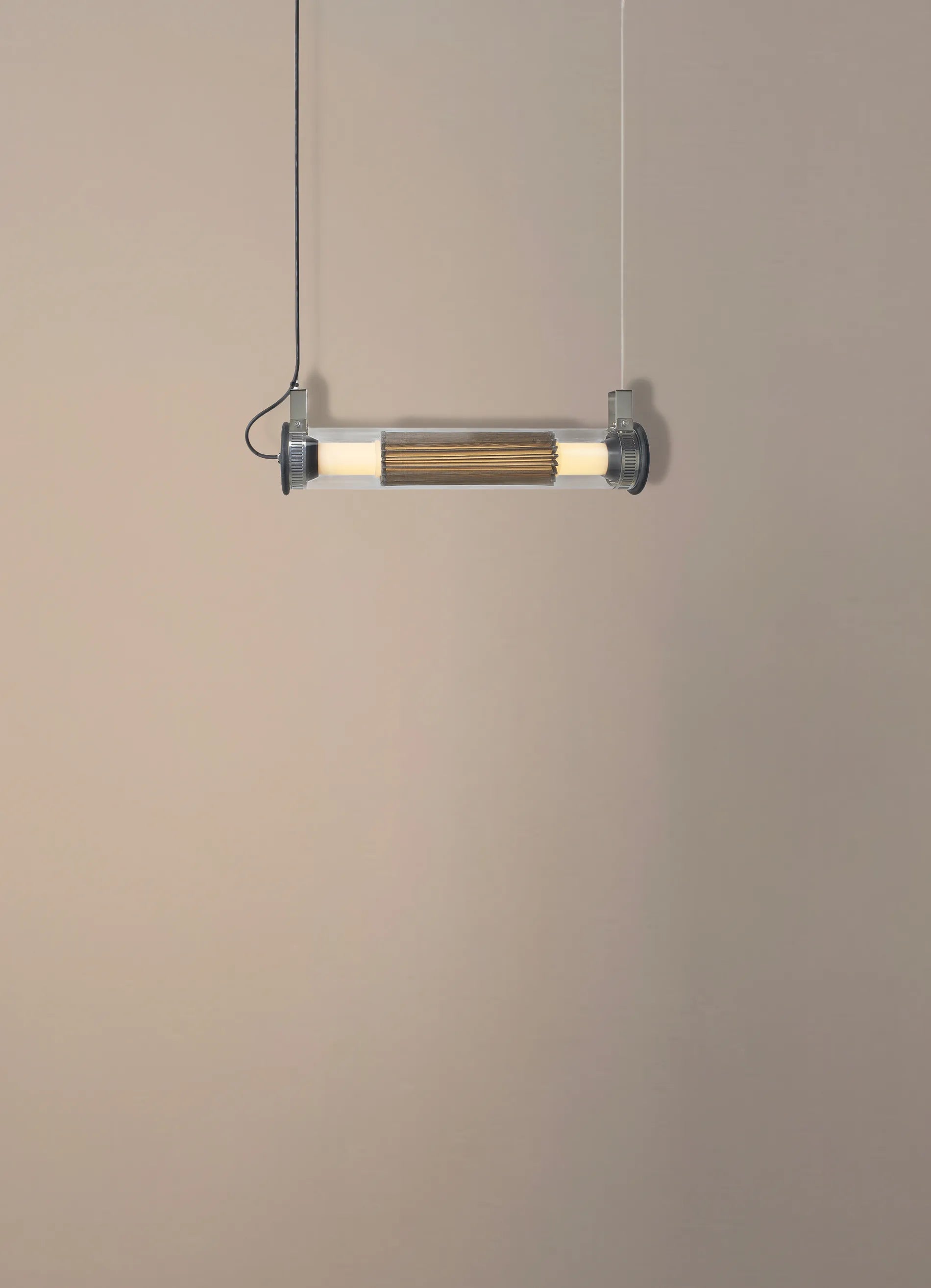 dcw-ditions-in-the-tube-360-400-suspension-horizontale-int-rieure-ext-rieure image 4