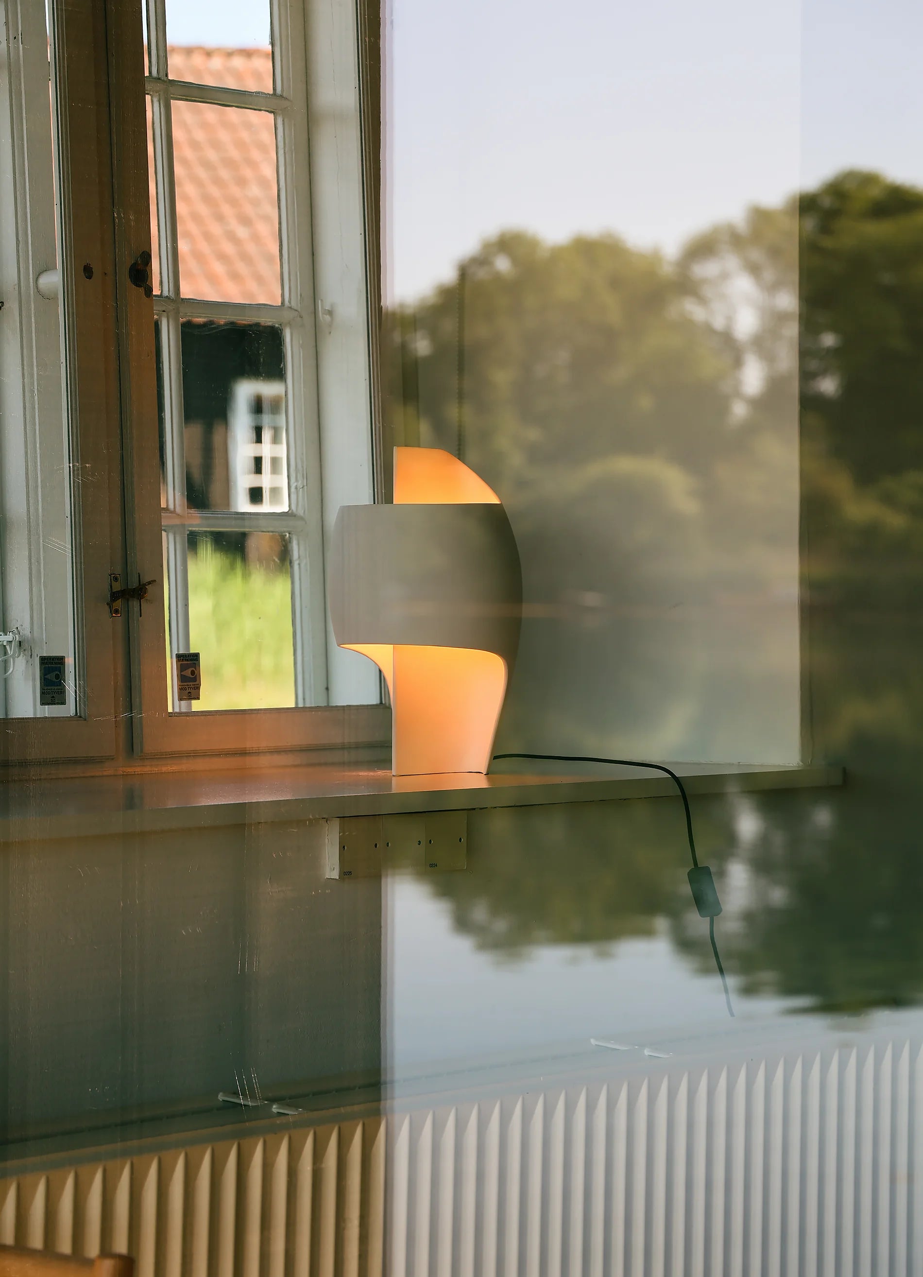 dcw-ditions-la-lampe-b-lampe-d-ambiance-sculpture-blanche image 5
