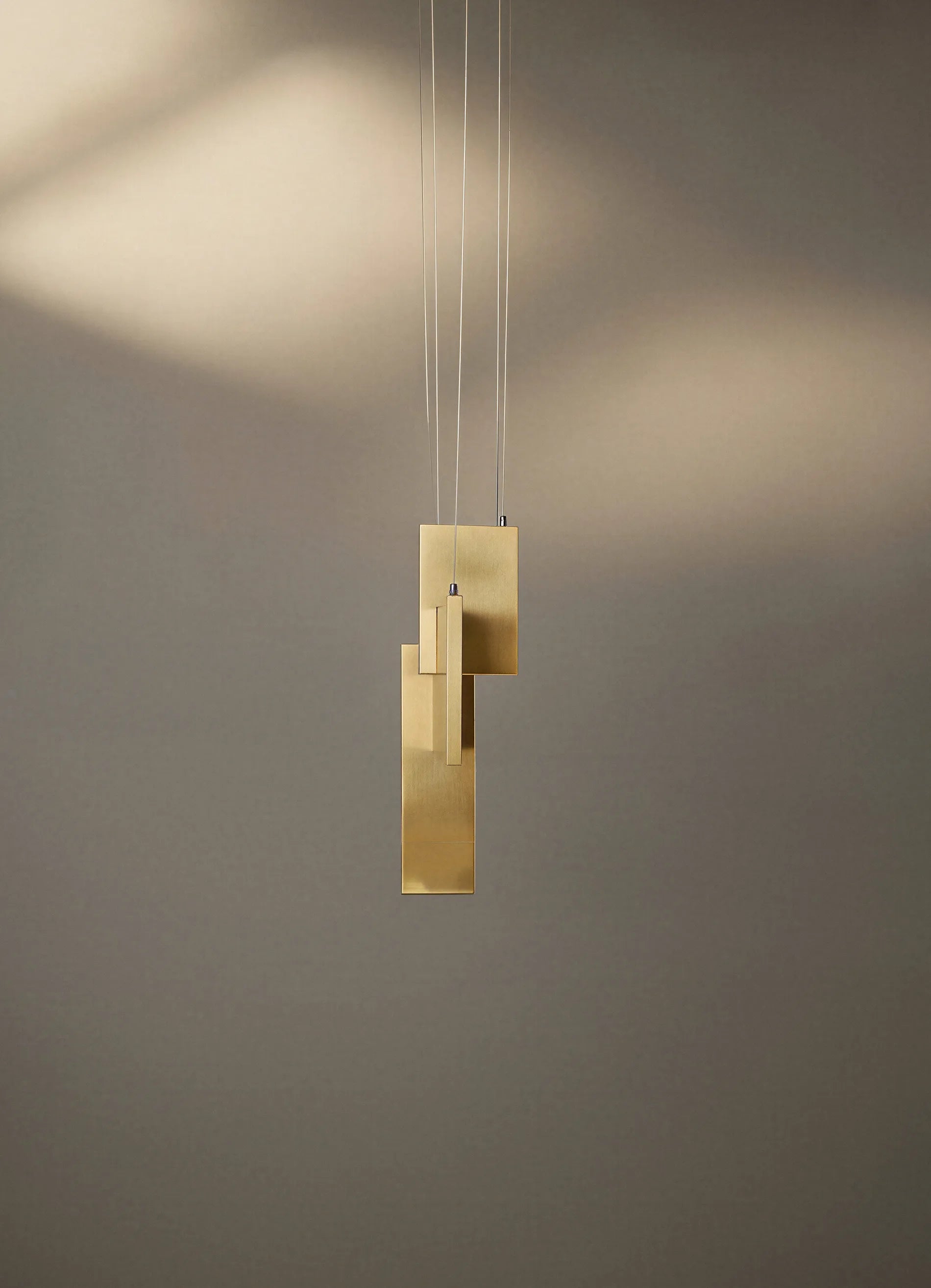 dcw-ditions-tron-3-collection-eric-de-dorma-l-suspension-laiton image 1