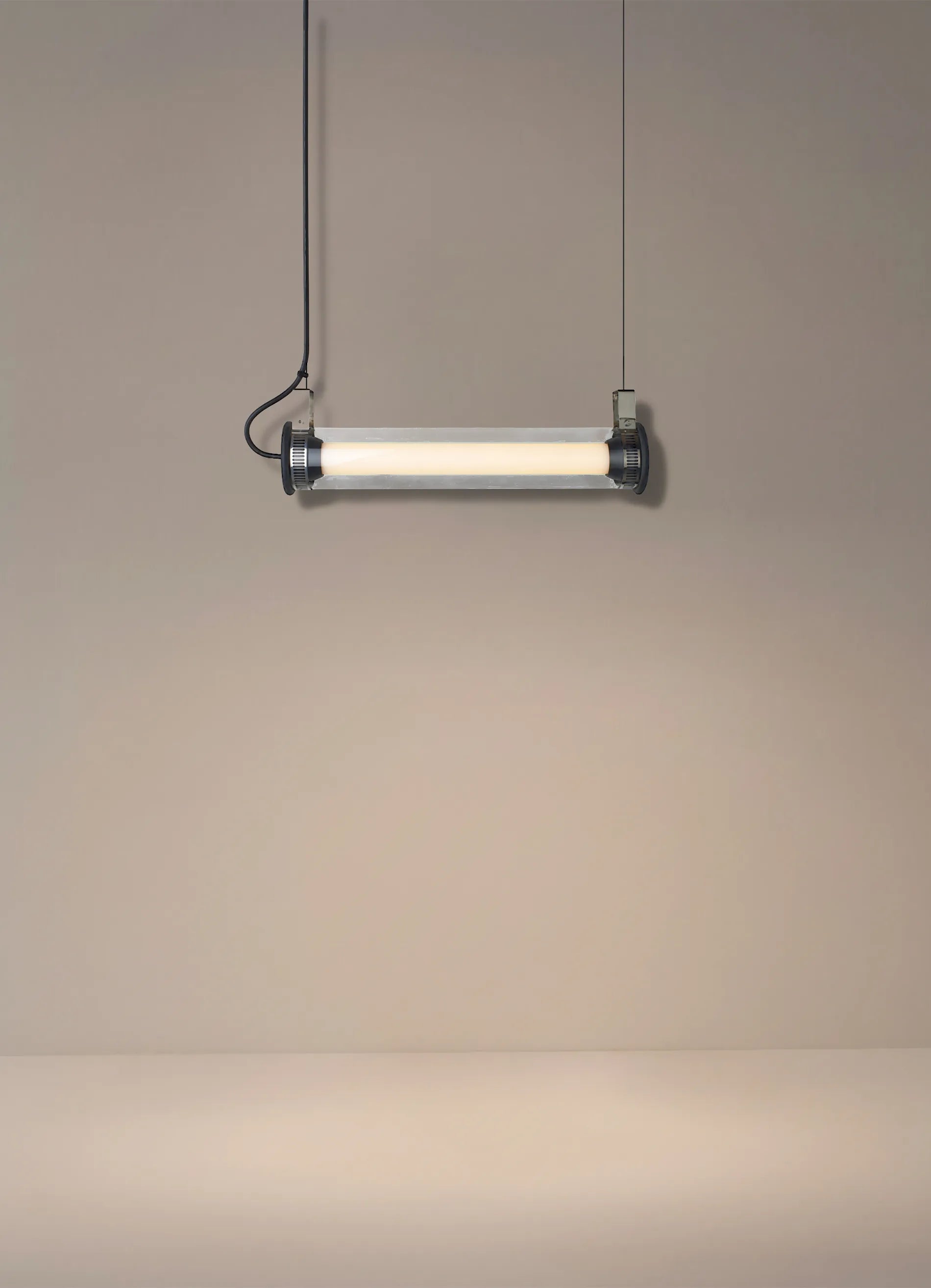 dcw-ditions-in-the-tube-360-400-suspension-horizontale-int-rieure-ext-rieure image 3