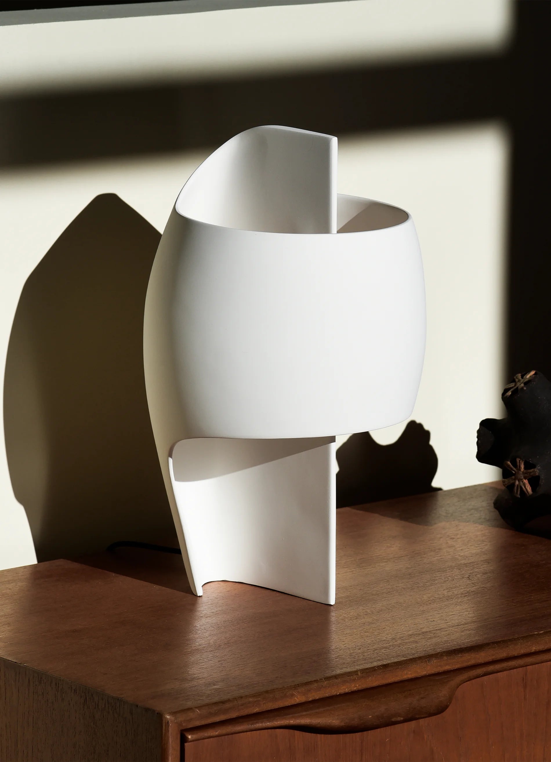 dcw-ditions-la-lampe-b-lampe-d-ambiance-sculpture-blanche image 8