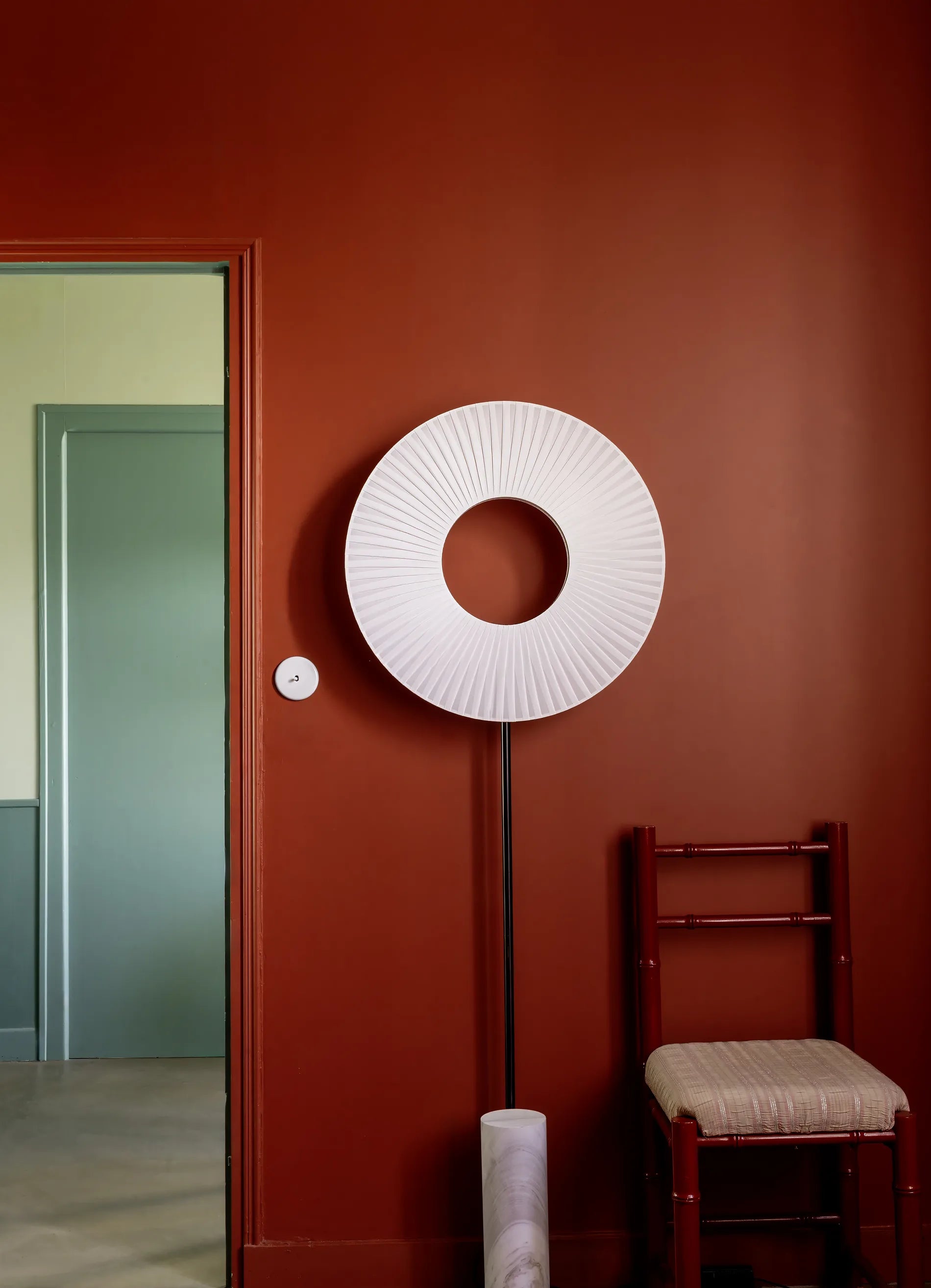 dcw-ditions-iris-floor-totem-60-lampadaire-disque-led-60-cm image 5