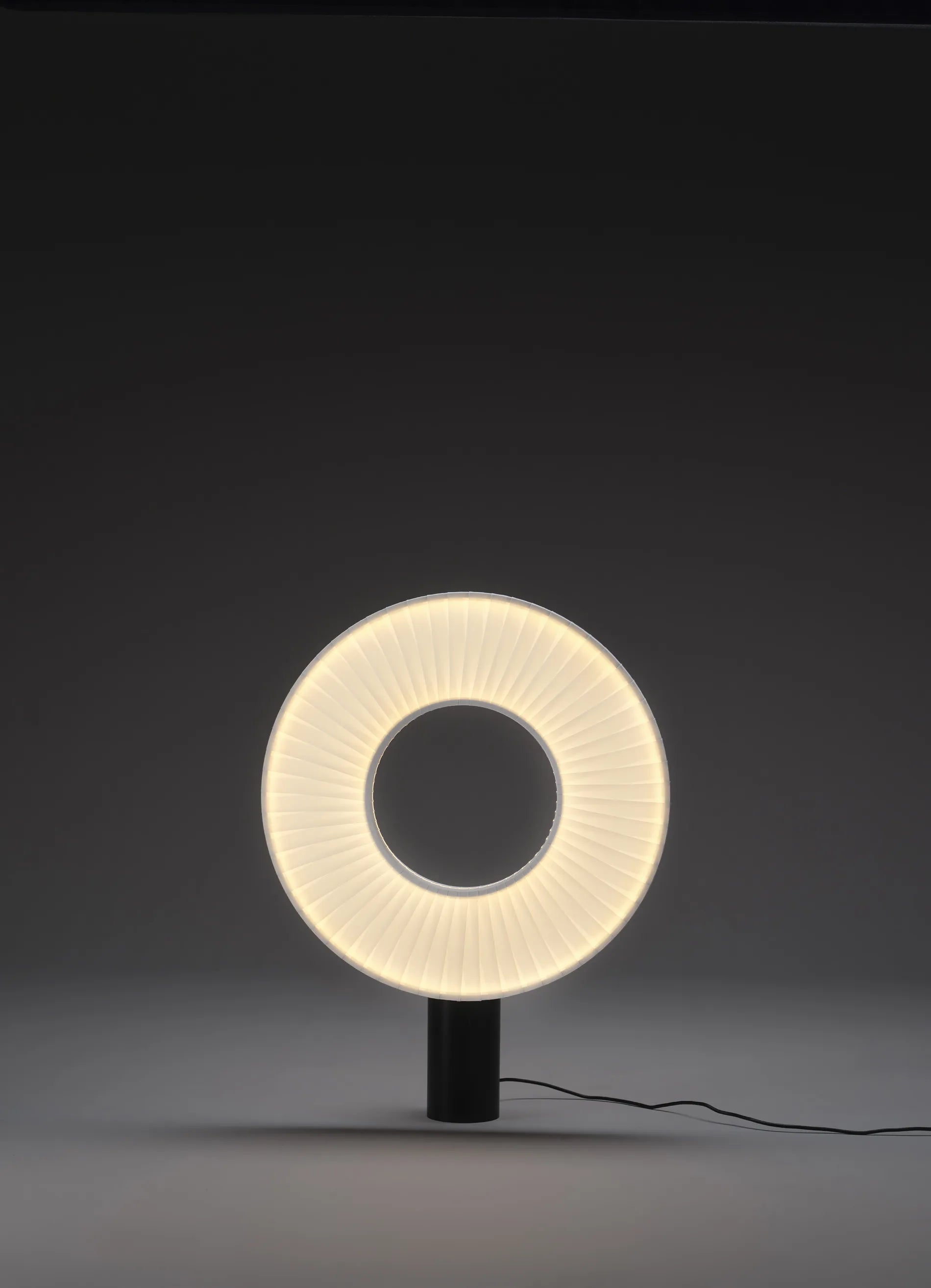 dcw-ditions-iris-table-40-lampe-de-table-disque-led-40-cm image 5