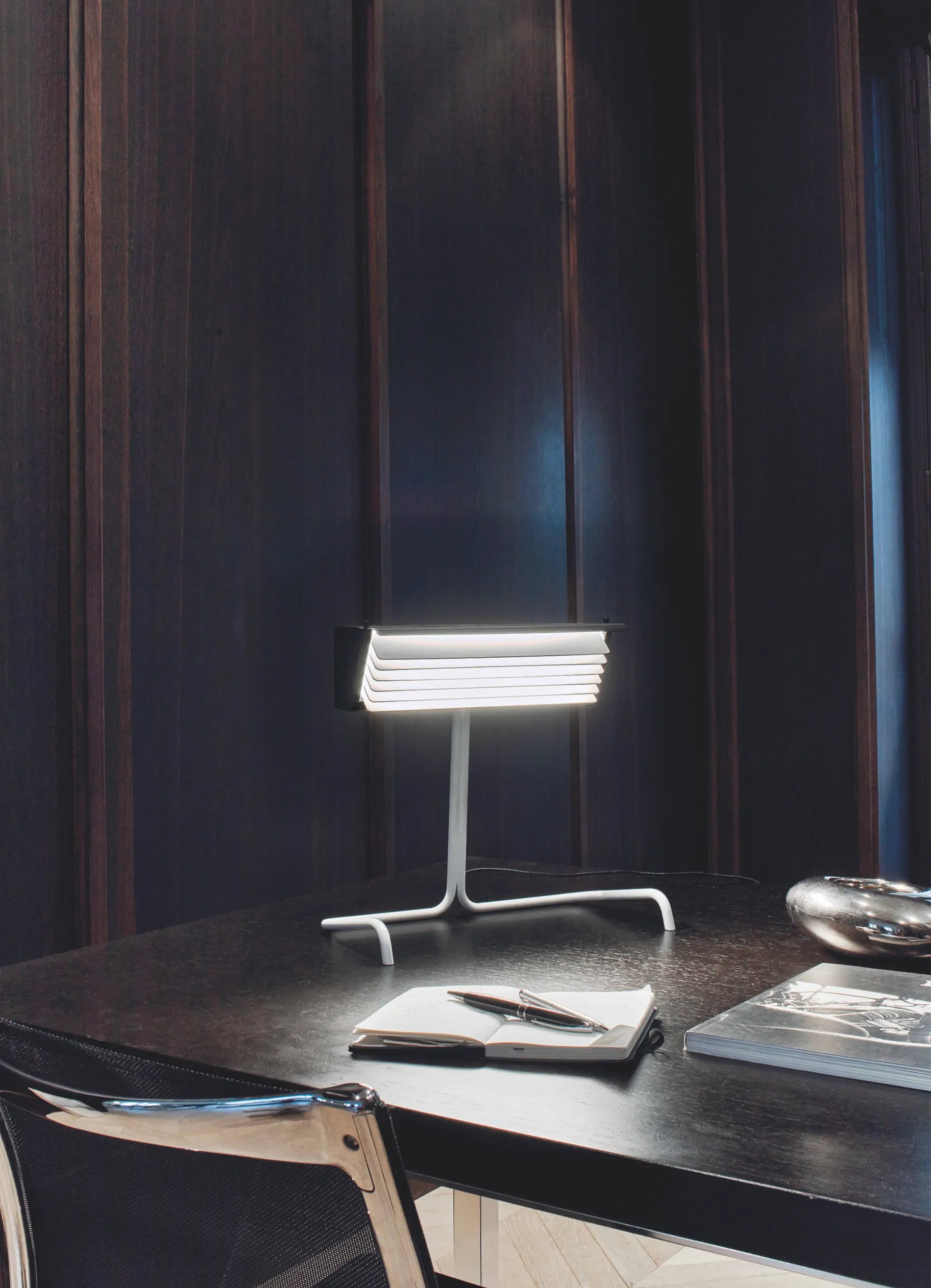 dcw-ditions-biny-table-lampe-de-table-acier-et-aluminium-orientable image 2