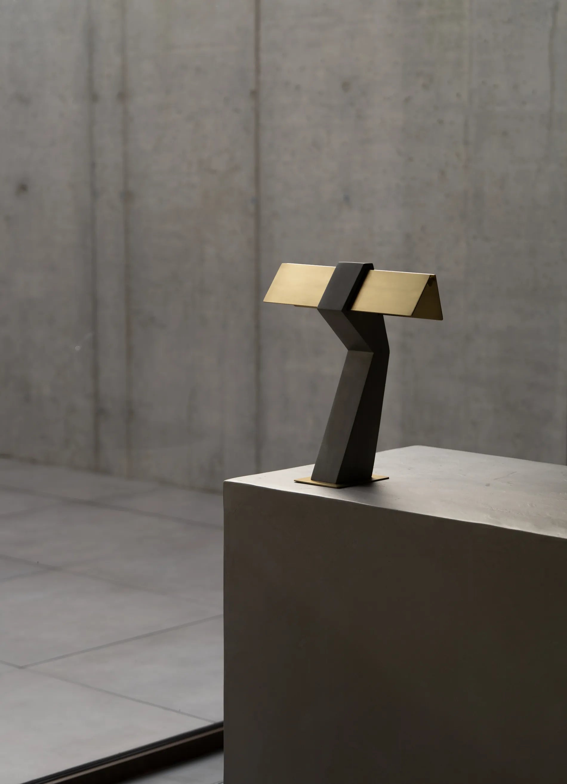 dcw-ditions-collection-cauvet-tau-lampe-poser-b-ton-et-acier image 5