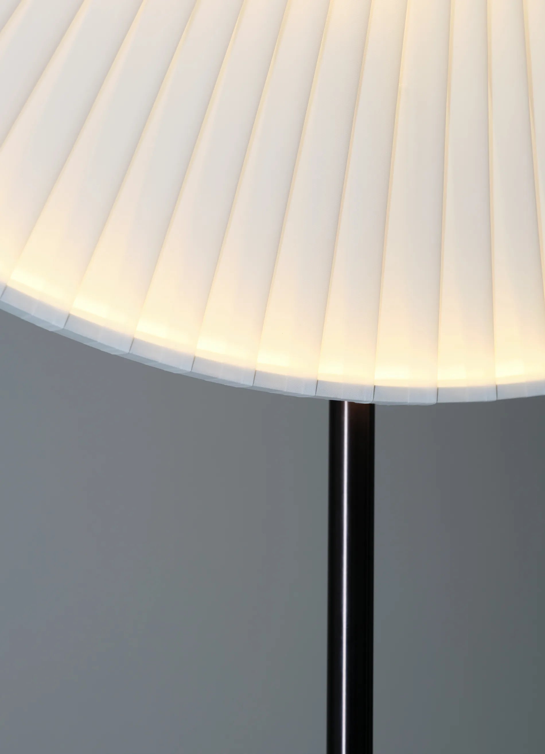 dcw-ditions-iris-floor-totem-80-lampadaire-disque-led image 6