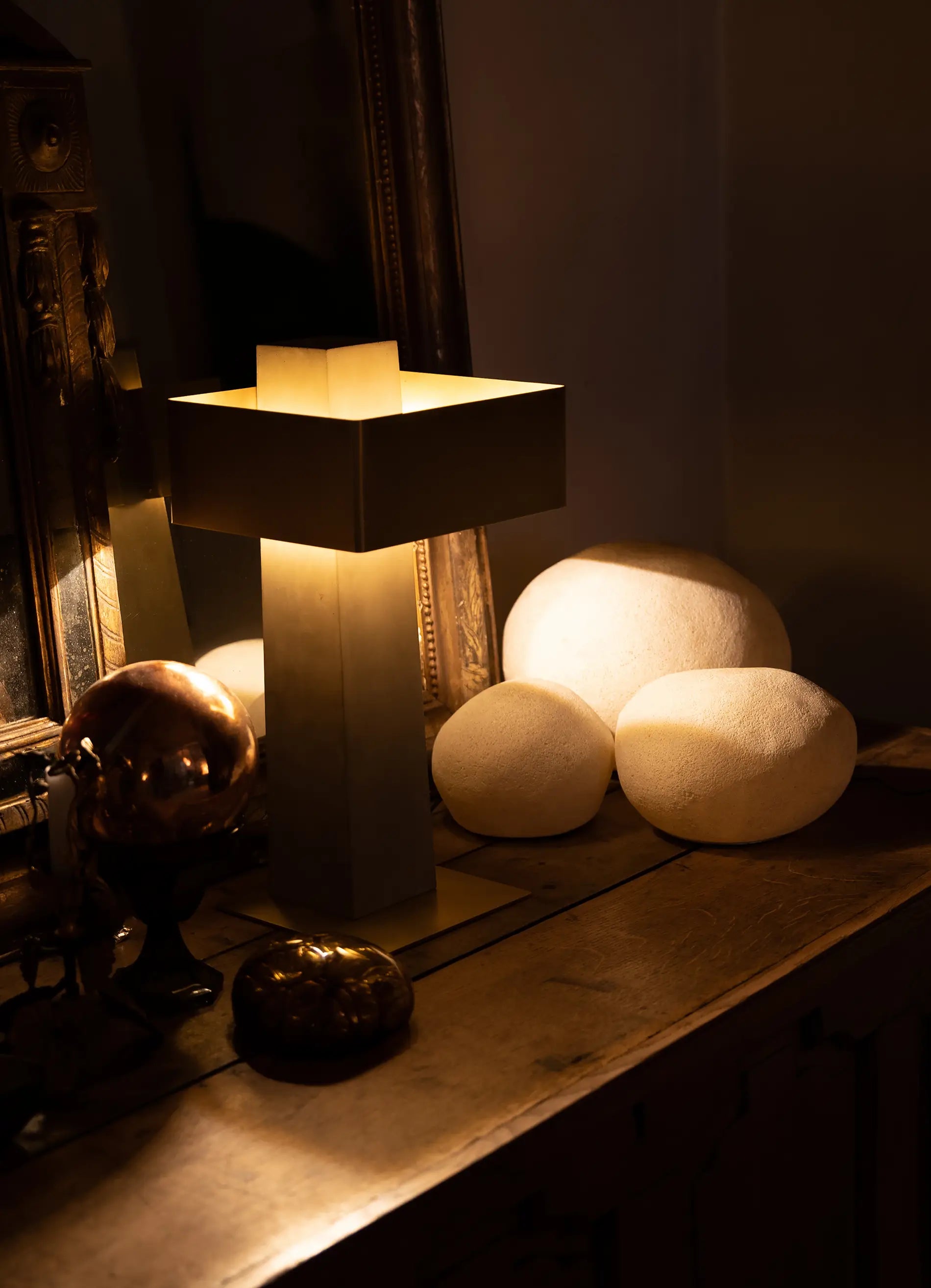 dcw-ditions-collection-cauvet-iota-lampe-poser-b-ton-et-acier image 4