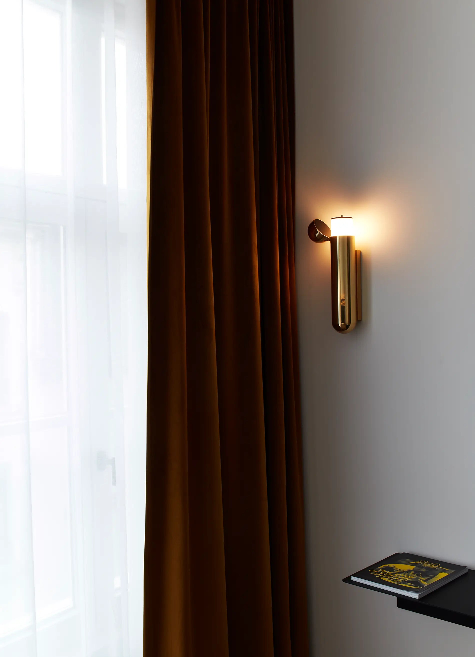 dcw-ditions-isp-wall-left-applique-murale-laiton-et-polycarbonate-2 image 2