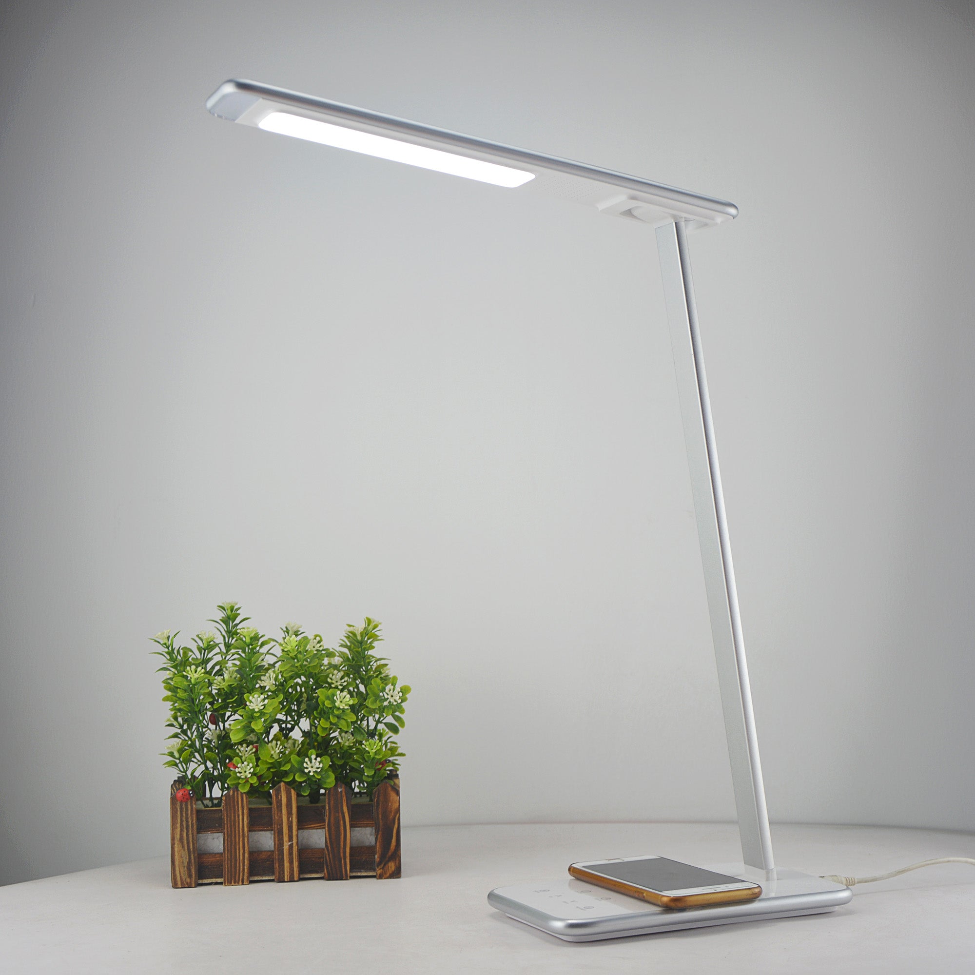 aluminor-orbit-lampe-de-bureau-led-argent-et-or image 4